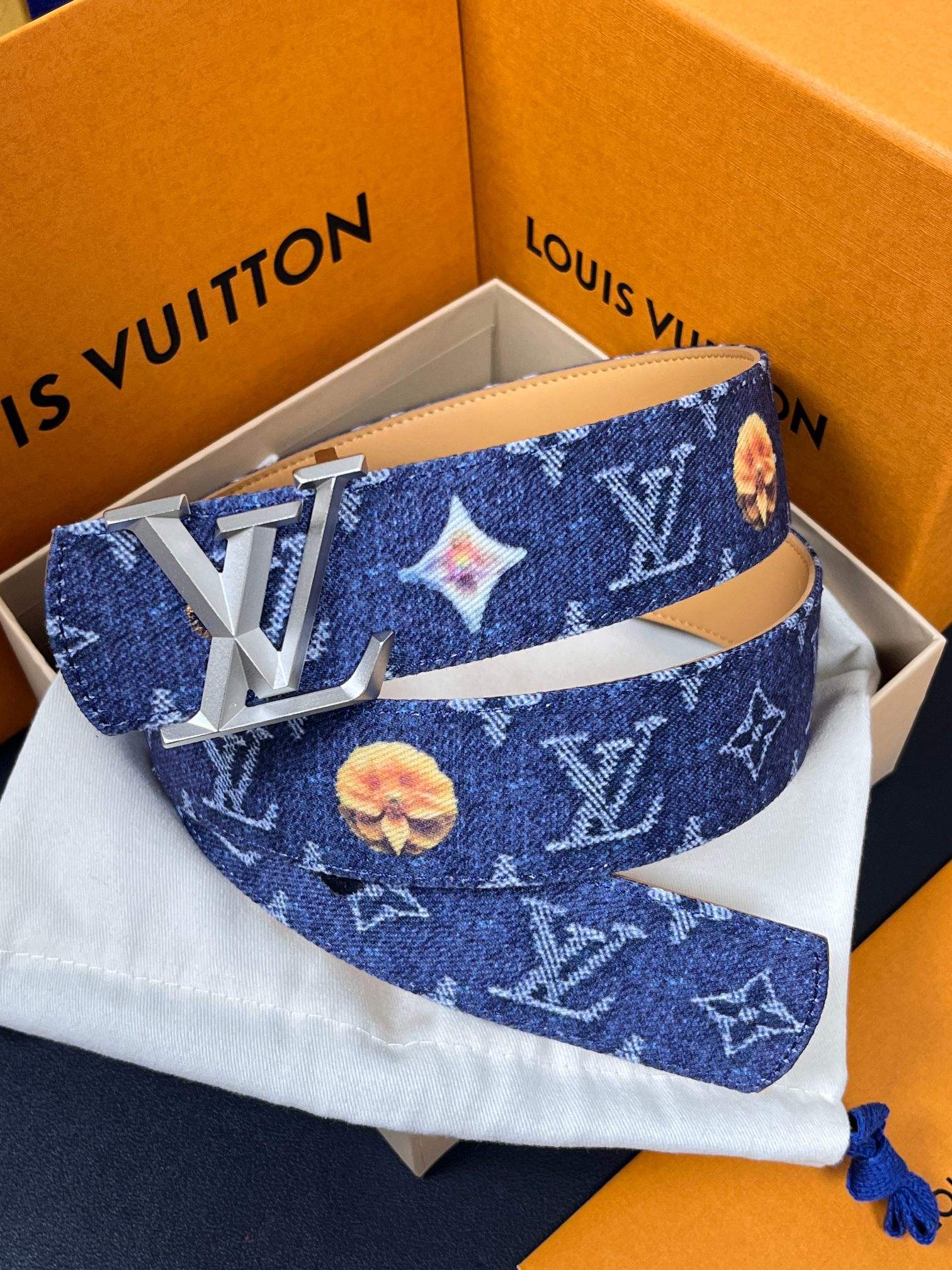 当季新款，正面：牛仔布材质，印有LV经典Monogram老花图案，并点缀彩色花卉印花，复古感拉满- 反面