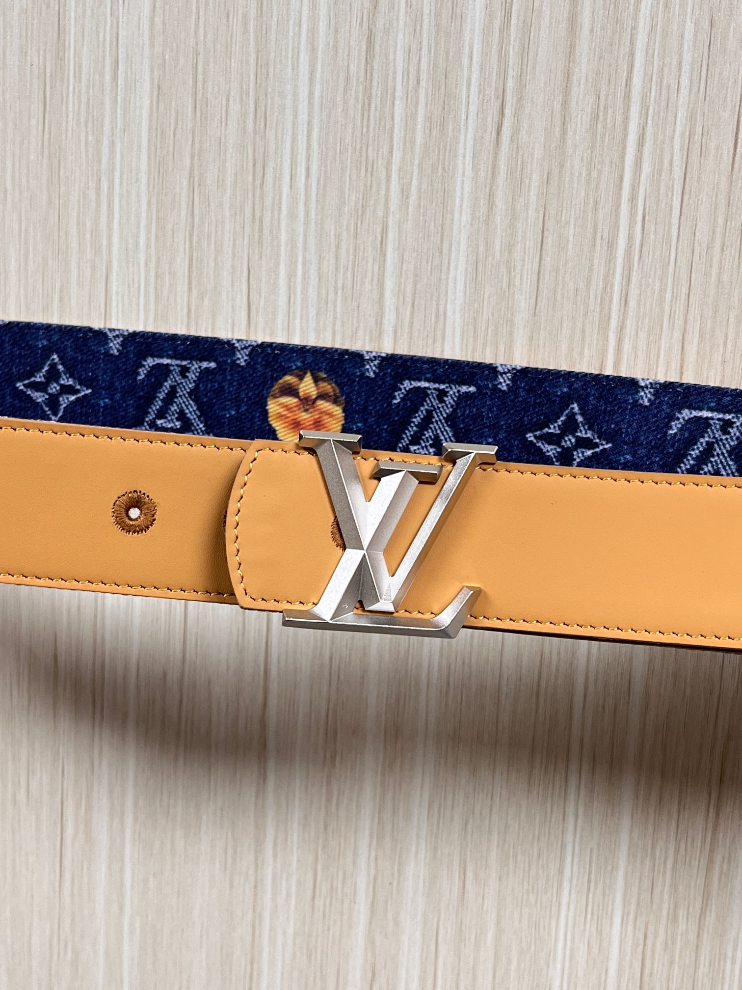 当季新款，正面：牛仔布材质，印有LV经典Monogram老花图案，并点缀彩色花卉印花，复古感拉满- 反面