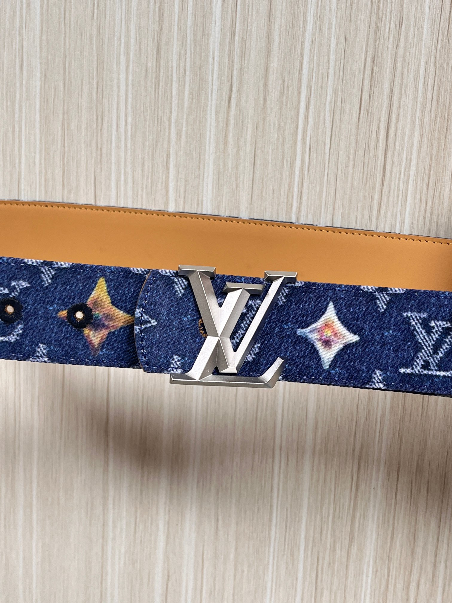 当季新款，正面：牛仔布材质，印有LV经典Monogram老花图案，并点缀彩色花卉印花，复古感拉满- 反面