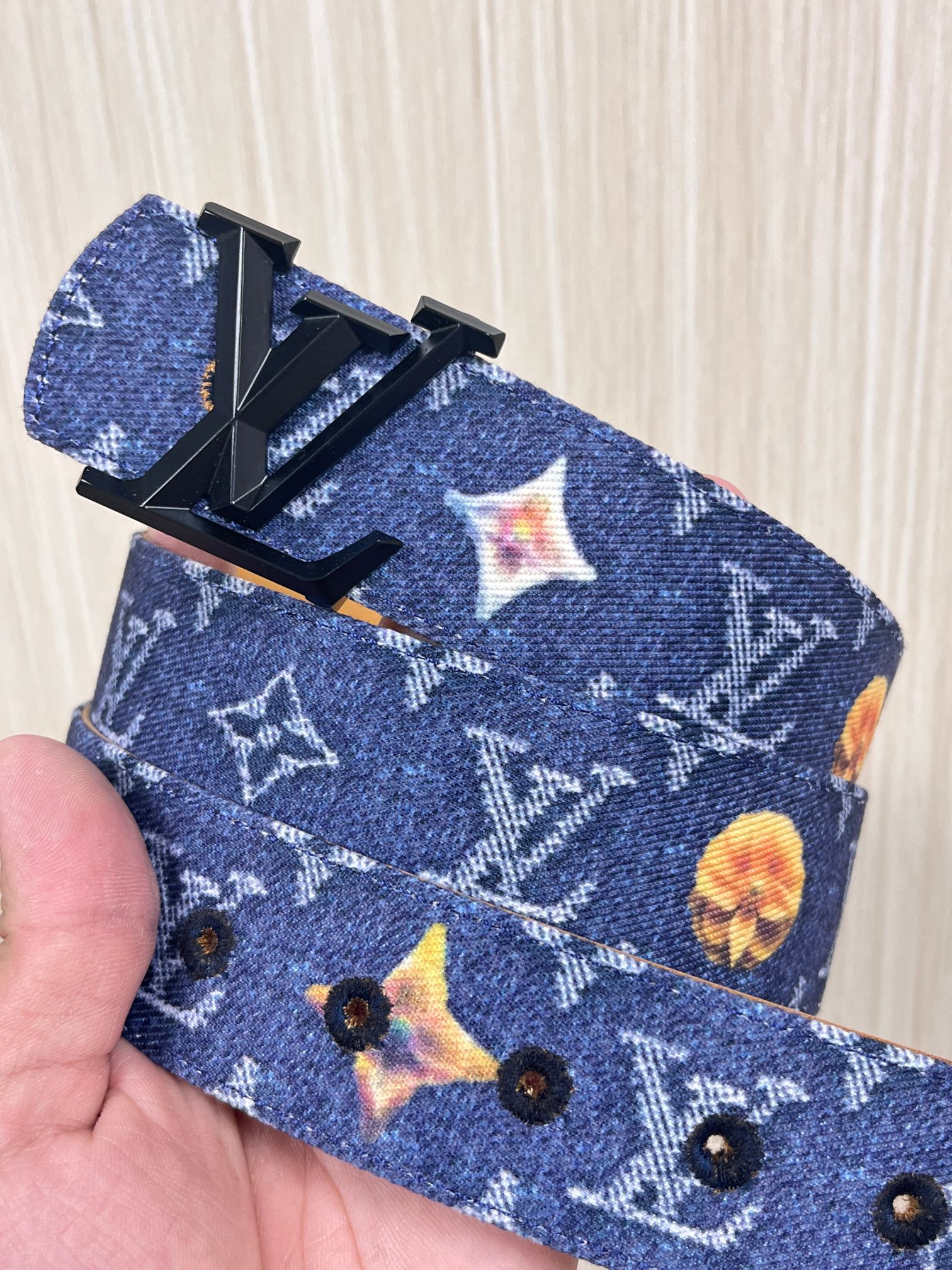 当季新款，正面：牛仔布材质，印有LV经典Monogram老花图案，并点缀彩色花卉印花，复古感拉满- 反面