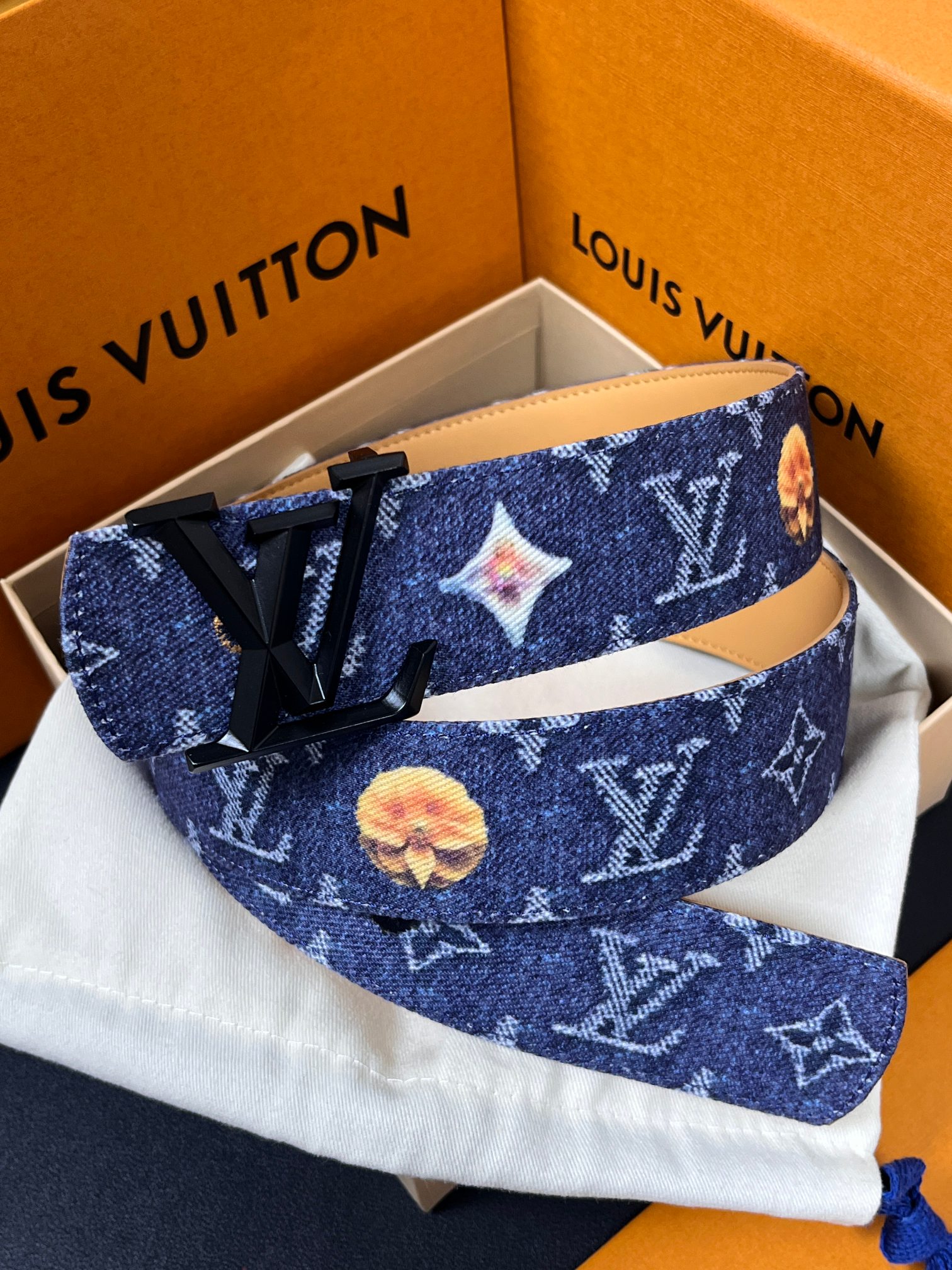 当季新款，正面：牛仔布材质，印有LV经典Monogram老花图案，并点缀彩色花卉印花，复古感拉满- 反面