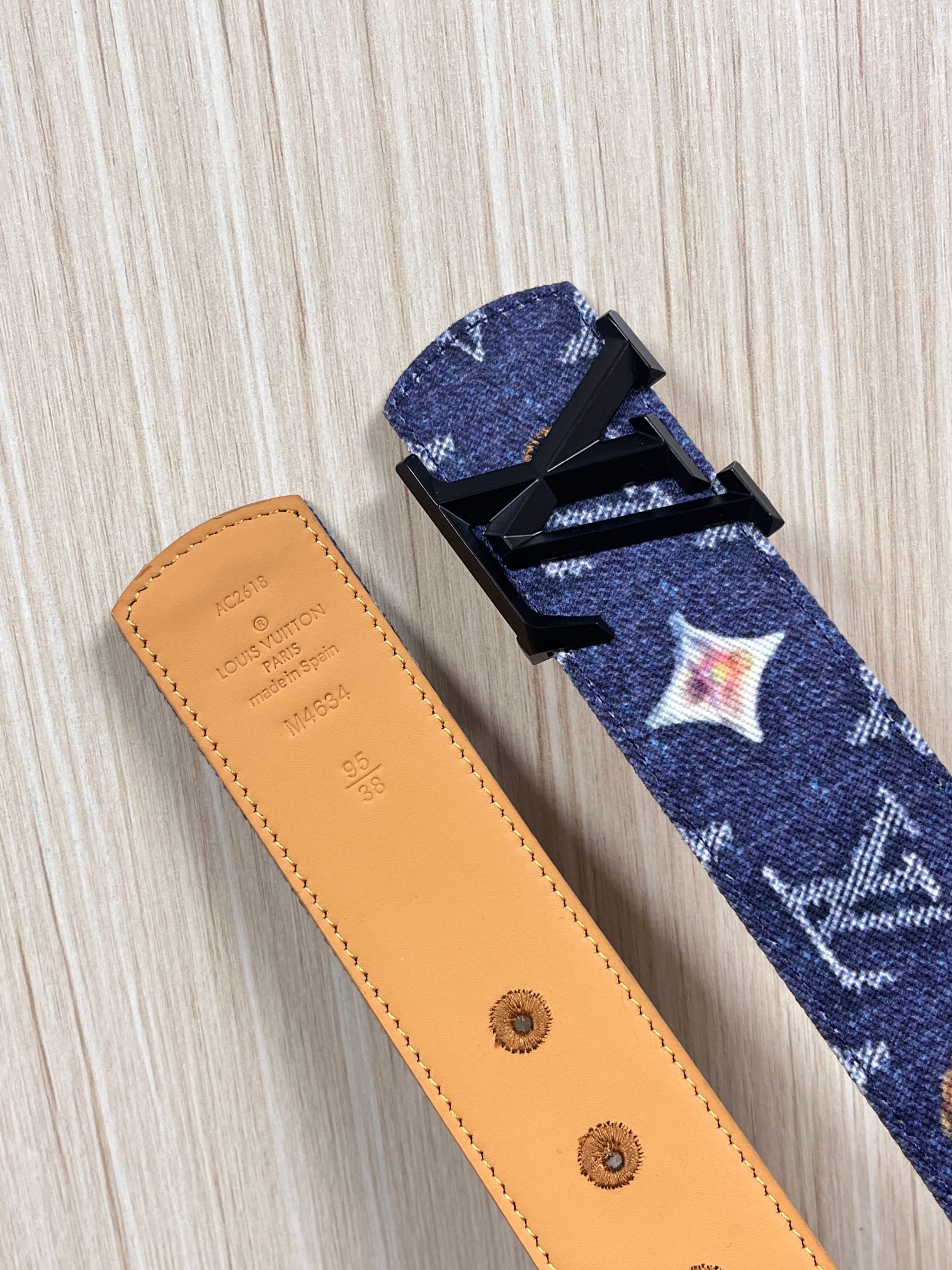 当季新款，正面：牛仔布材质，印有LV经典Monogram老花图案，并点缀彩色花卉印花，复古感拉满- 反面