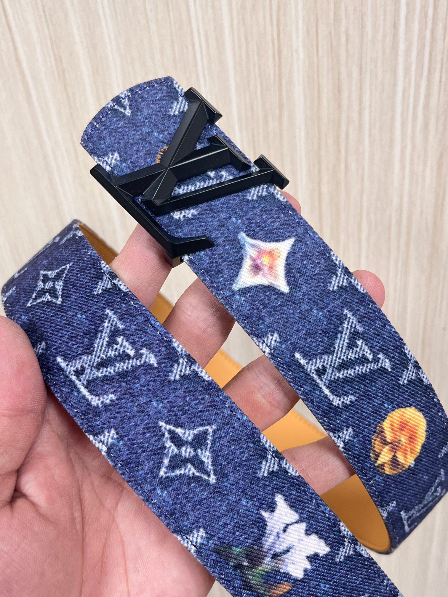 当季新款，正面：牛仔布材质，印有LV经典Monogram老花图案，并点缀彩色花卉印花，复古感拉满- 反面