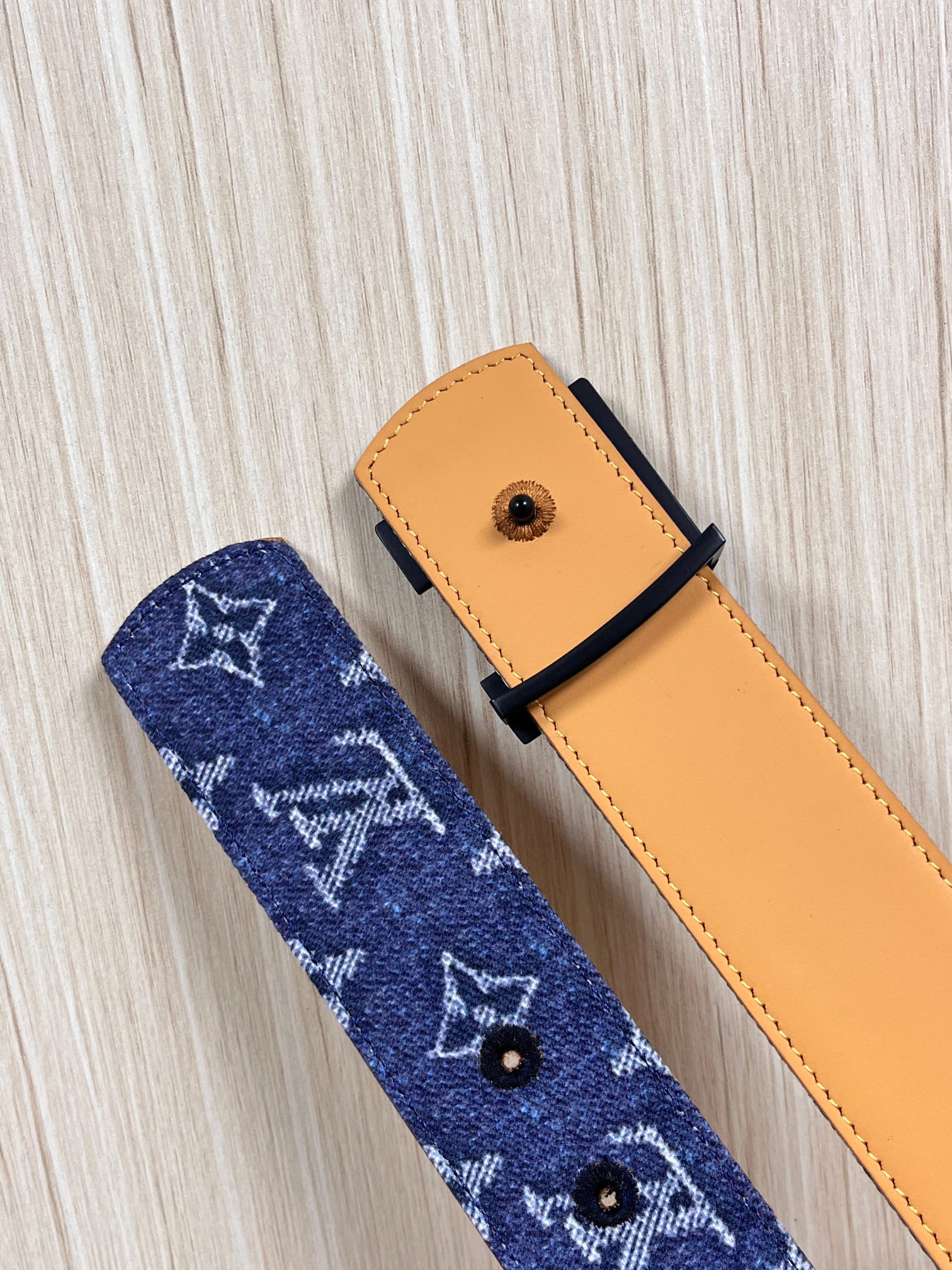 当季新款，正面：牛仔布材质，印有LV经典Monogram老花图案，并点缀彩色花卉印花，复古感拉满- 反面