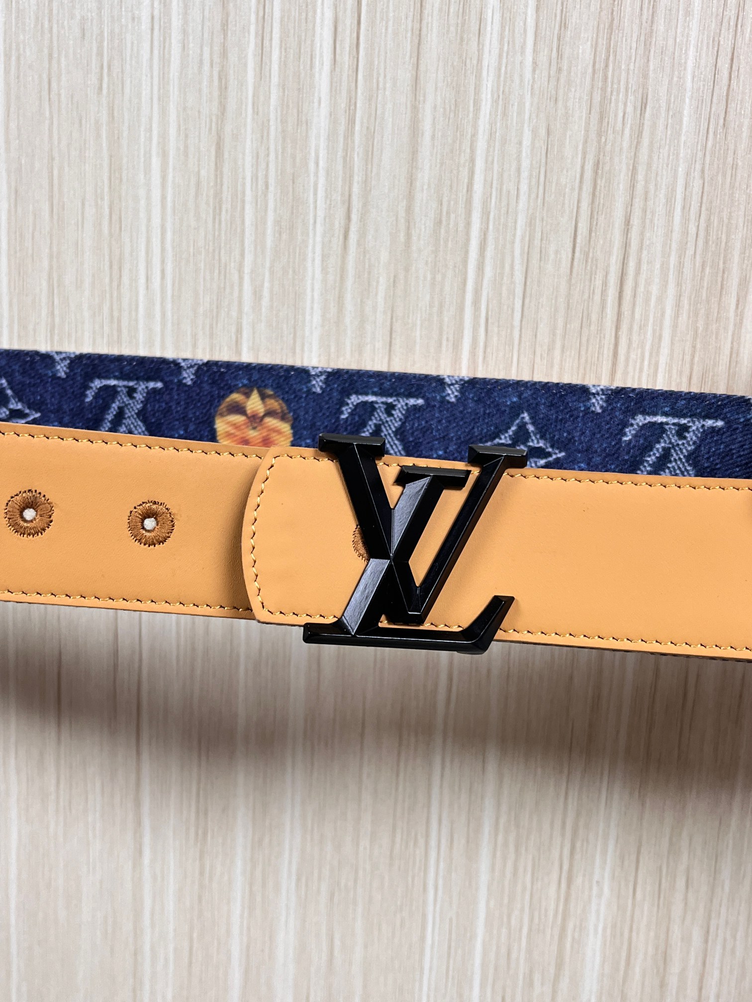 当季新款，正面：牛仔布材质，印有LV经典Monogram老花图案，并点缀彩色花卉印花，复古感拉满- 反面