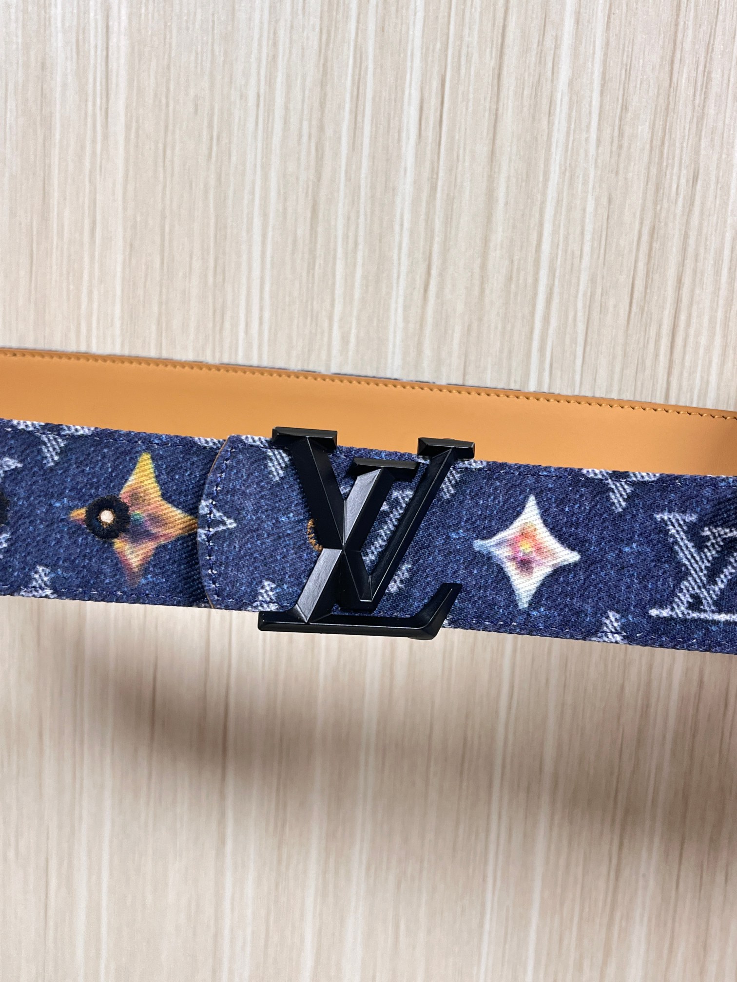 当季新款，正面：牛仔布材质，印有LV经典Monogram老花图案，并点缀彩色花卉印花，复古感拉满- 反面