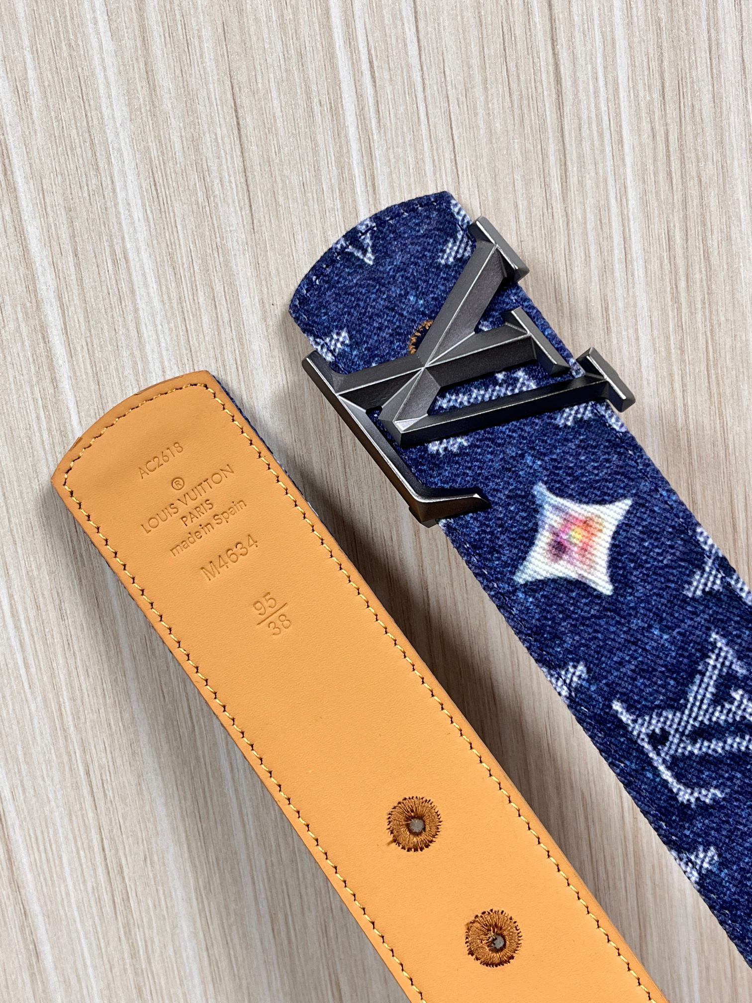 当季新款，正面：牛仔布材质，印有LV经典Monogram老花图案，并点缀彩色花卉印花，复古感拉满- 反面