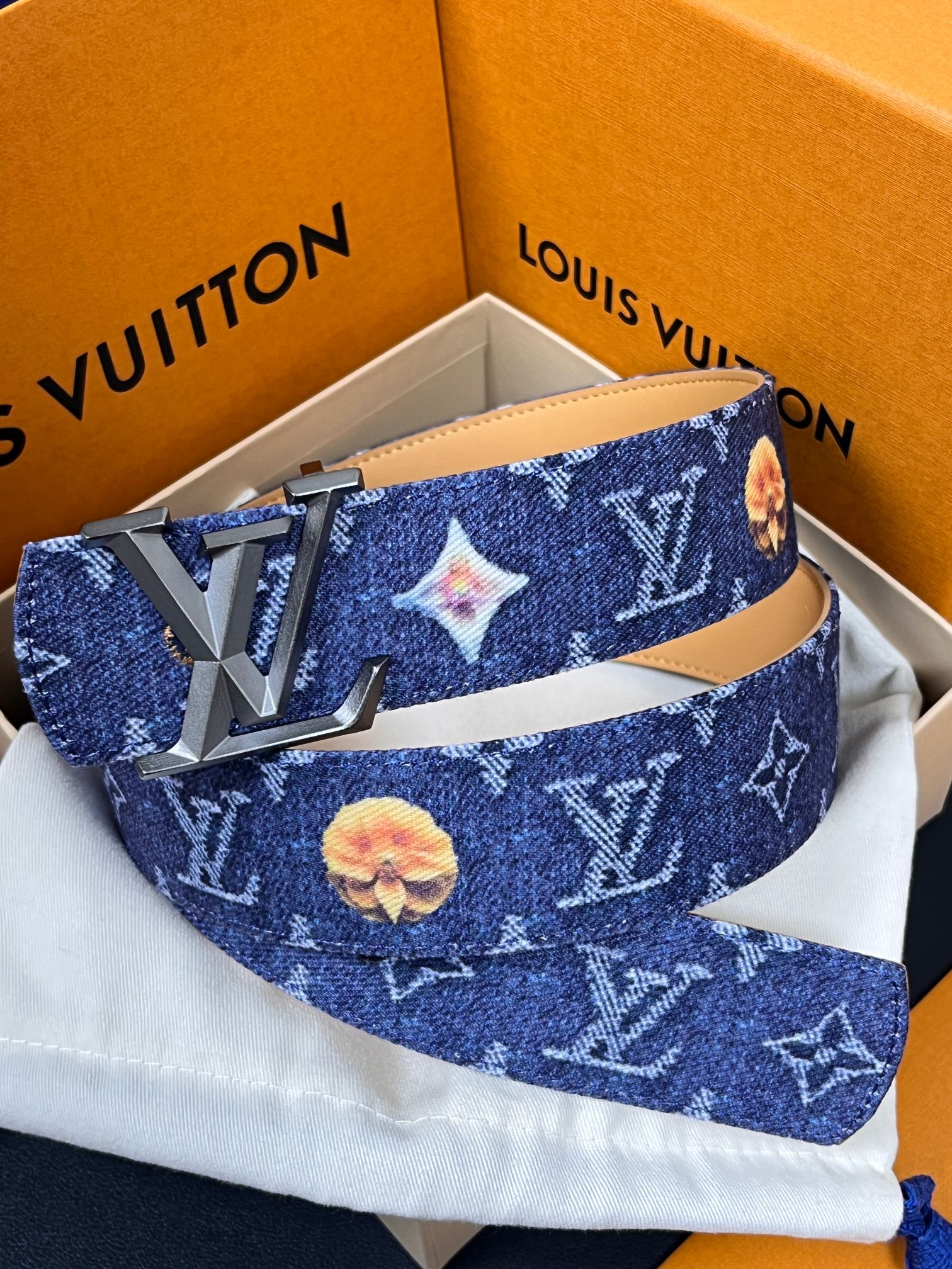 当季新款，正面：牛仔布材质，印有LV经典Monogram老花图案，并点缀彩色花卉印花，复古感拉满- 反面