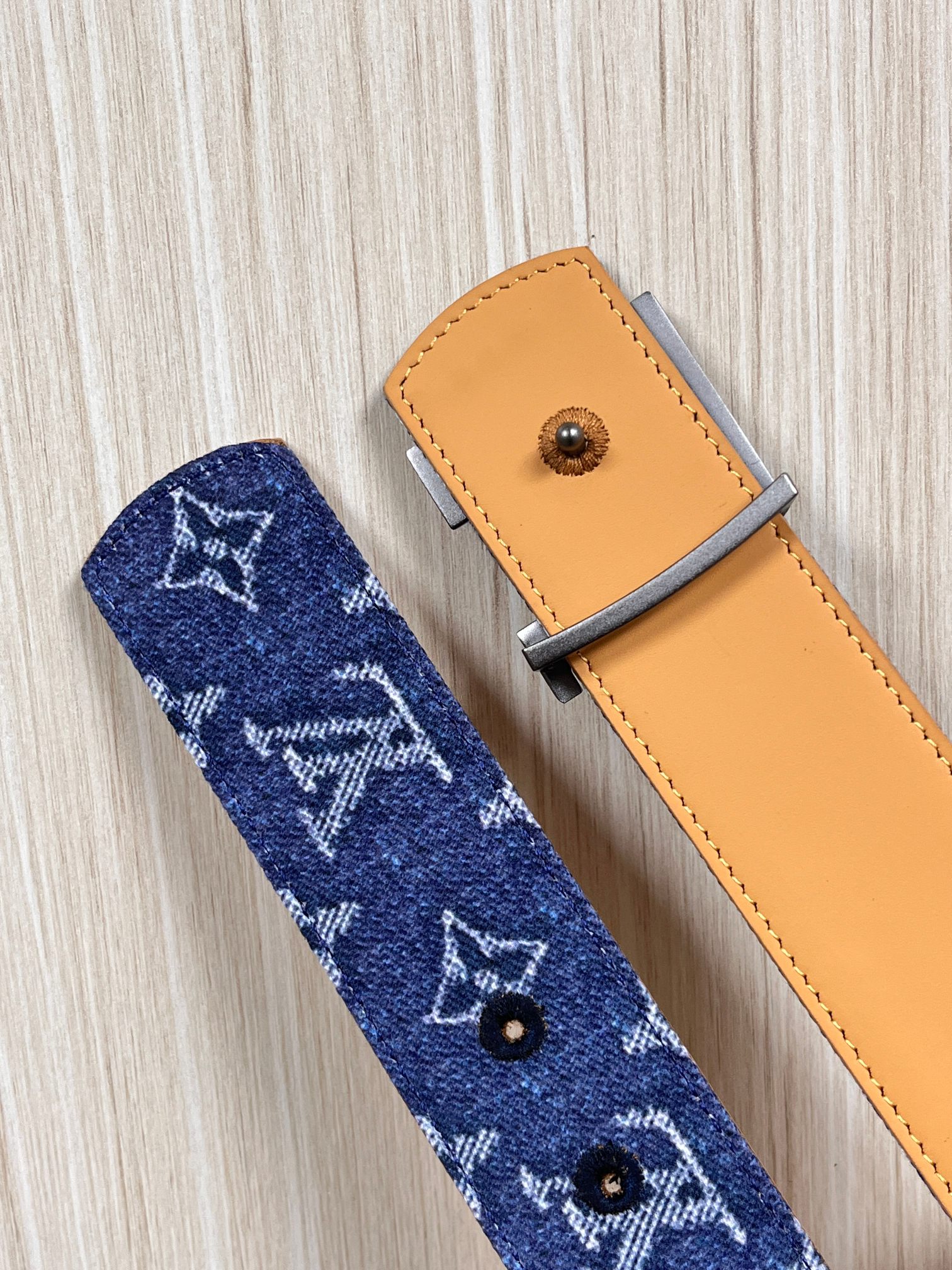 当季新款，正面：牛仔布材质，印有LV经典Monogram老花图案，并点缀彩色花卉印花，复古感拉满- 反面