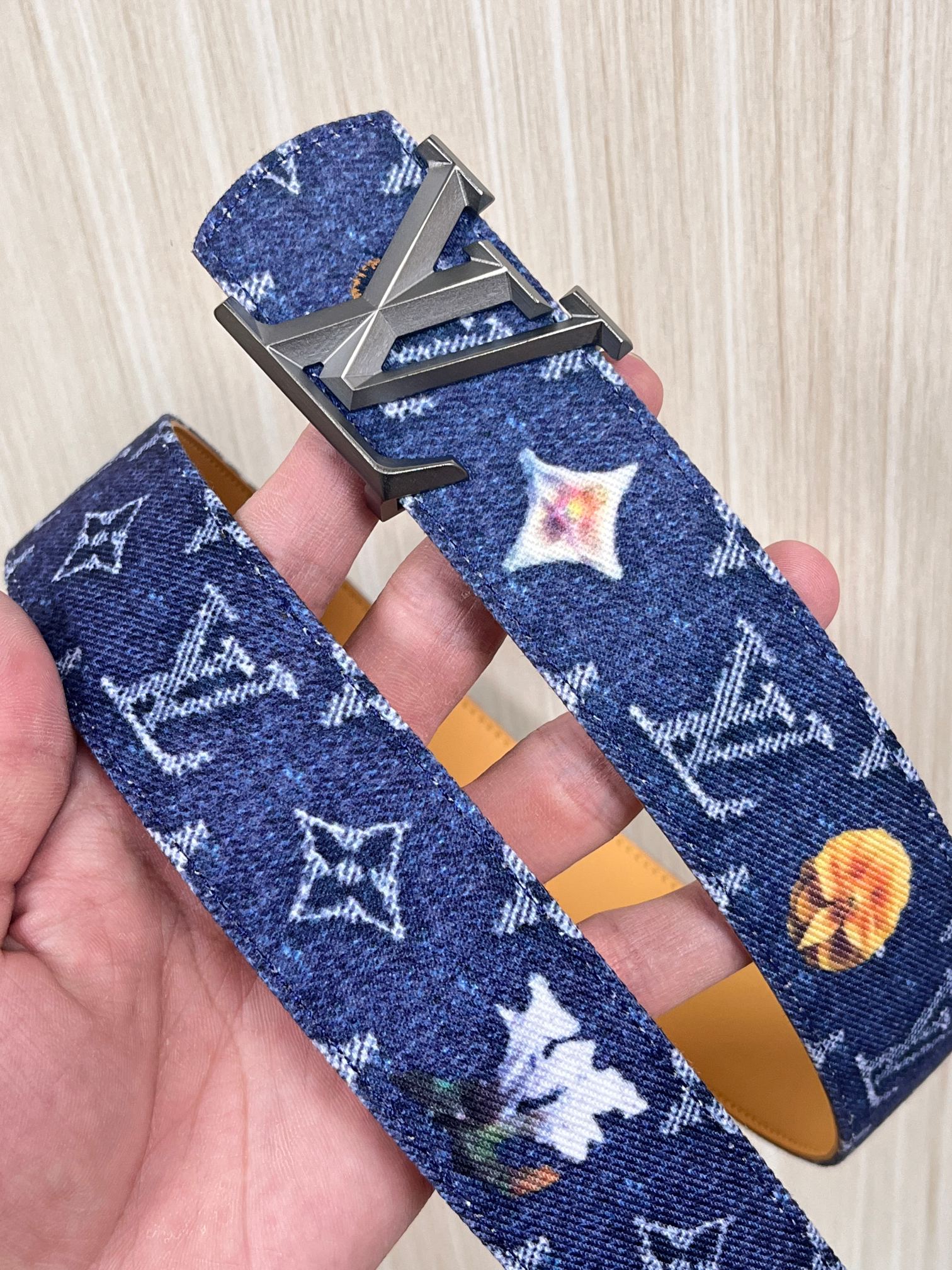 当季新款，正面：牛仔布材质，印有LV经典Monogram老花图案，并点缀彩色花卉印花，复古感拉满- 反面