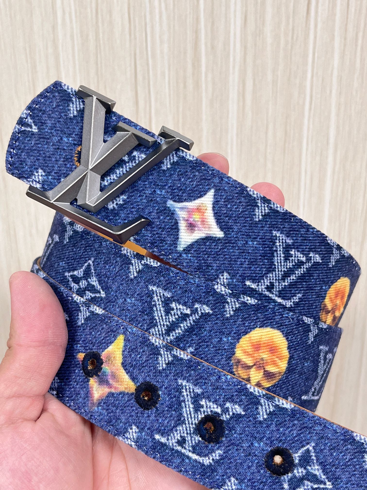 当季新款，正面：牛仔布材质，印有LV经典Monogram老花图案，并点缀彩色花卉印花，复古感拉满- 反面