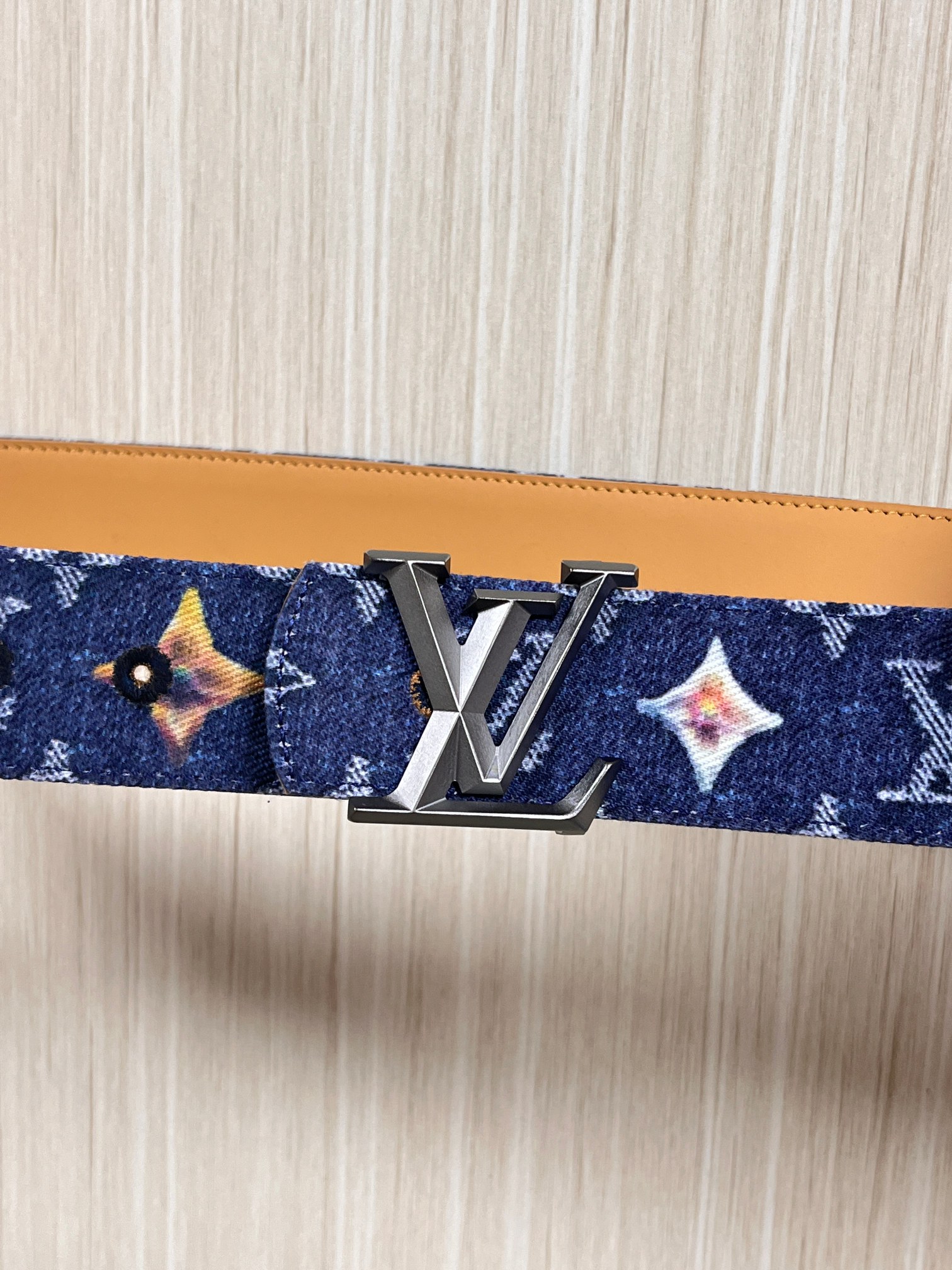 当季新款，正面：牛仔布材质，印有LV经典Monogram老花图案，并点缀彩色花卉印花，复古感拉满- 反面