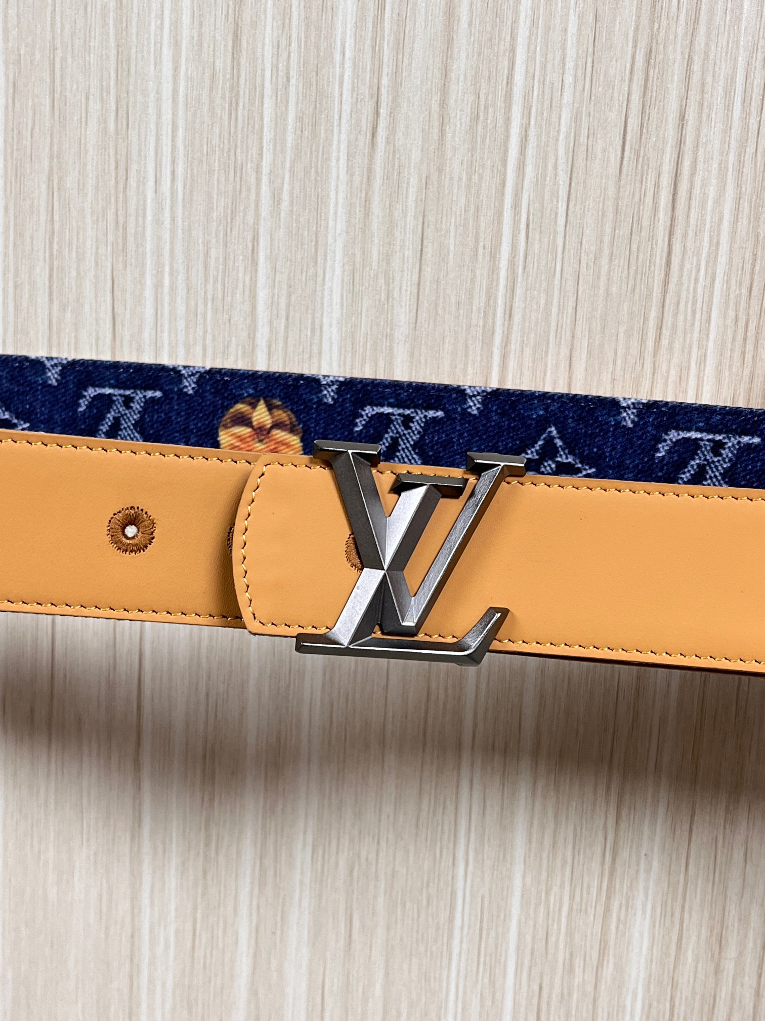 当季新款，正面：牛仔布材质，印有LV经典Monogram老花图案，并点缀彩色花卉印花，复古感拉满- 反面