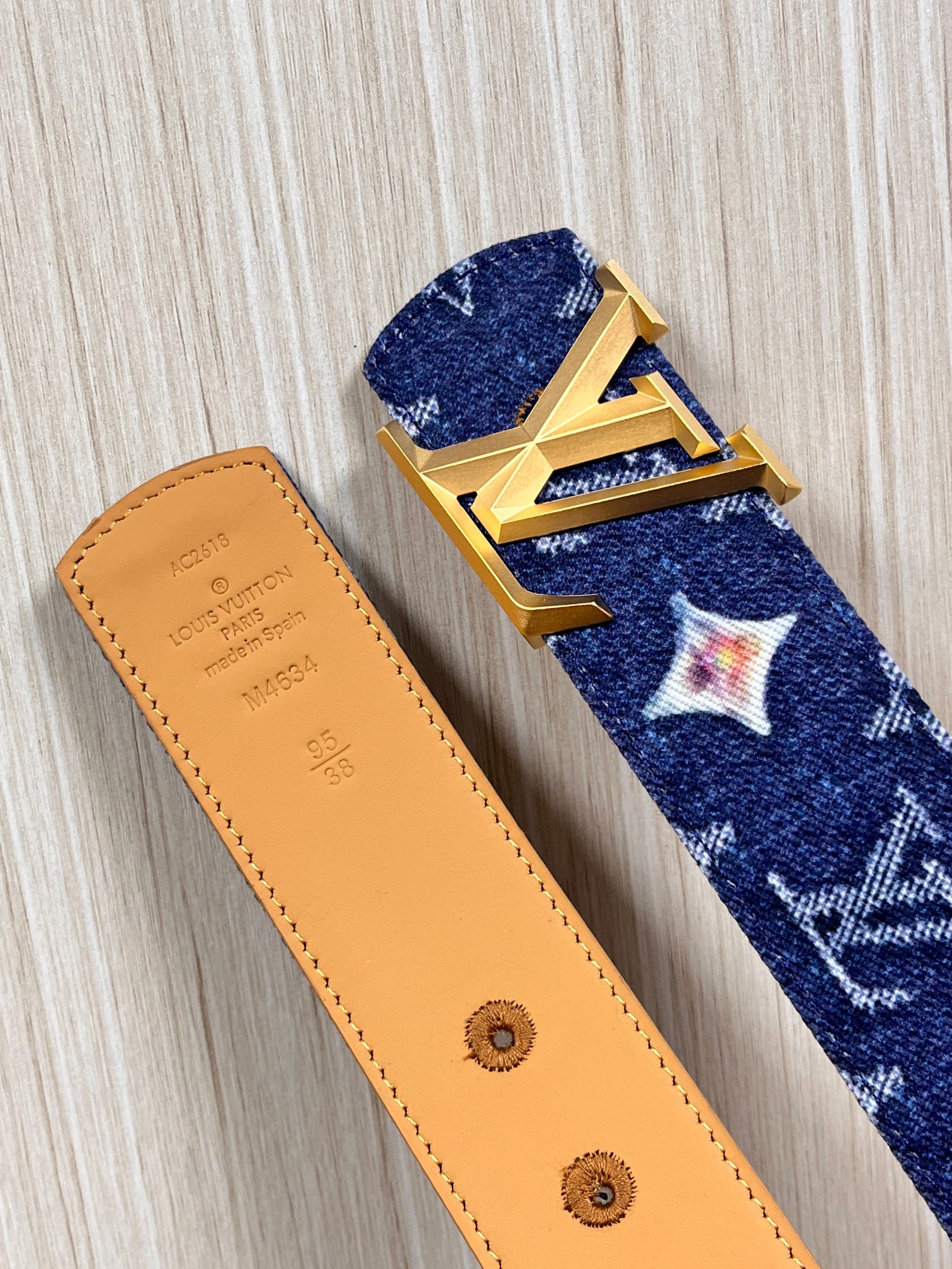 当季新款，正面：牛仔布材质，印有LV经典Monogram老花图案，并点缀彩色花卉印花，复古感拉满- 反面