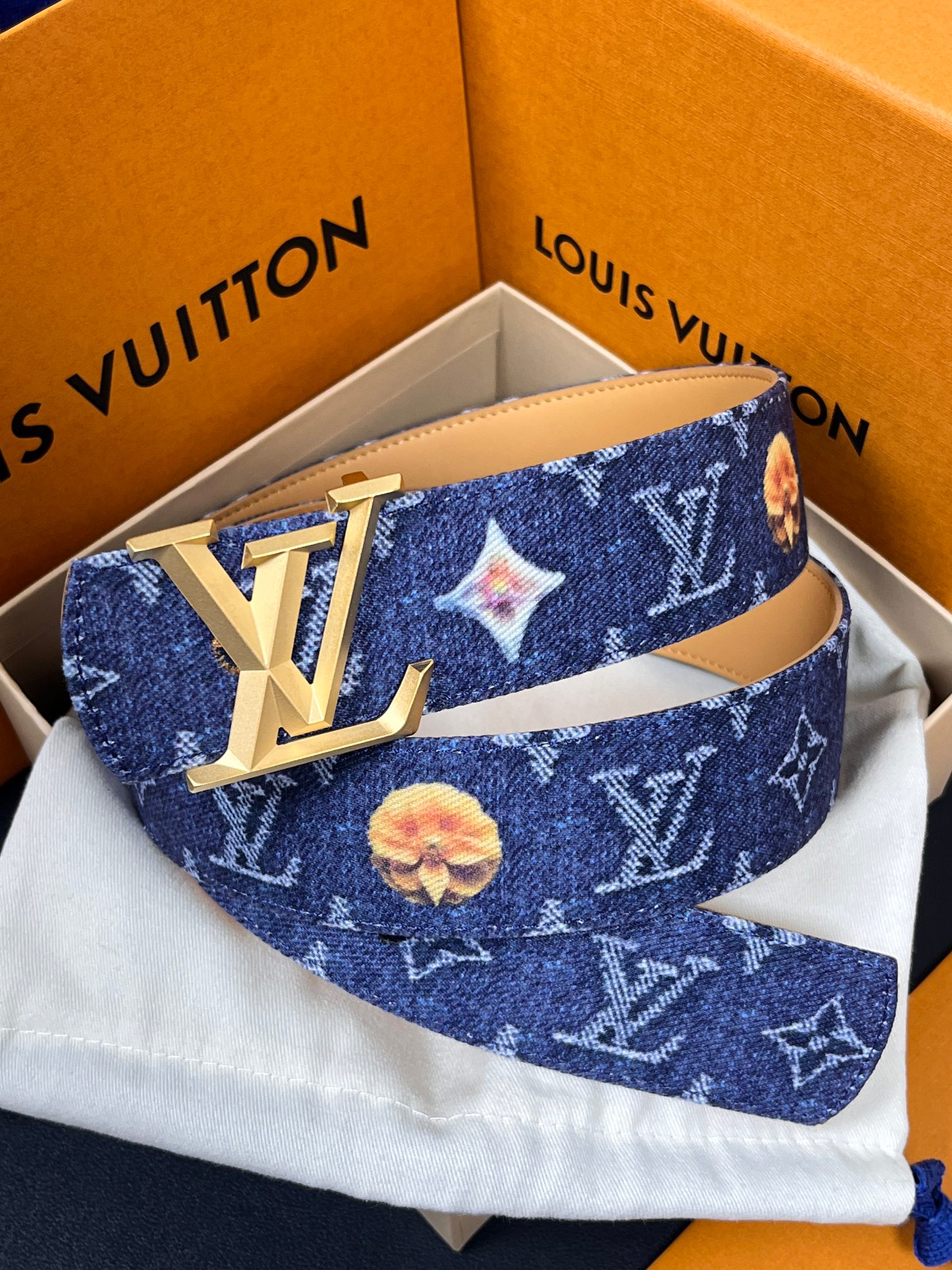 当季新款，正面：牛仔布材质，印有LV经典Monogram老花图案，并点缀彩色花卉印花，复古感拉满- 反面