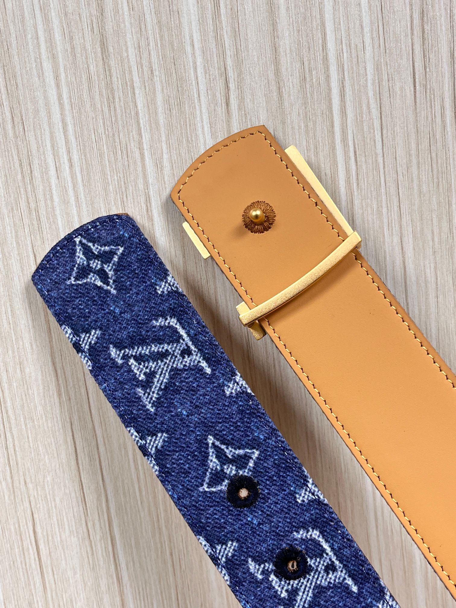 当季新款，正面：牛仔布材质，印有LV经典Monogram老花图案，并点缀彩色花卉印花，复古感拉满- 反面