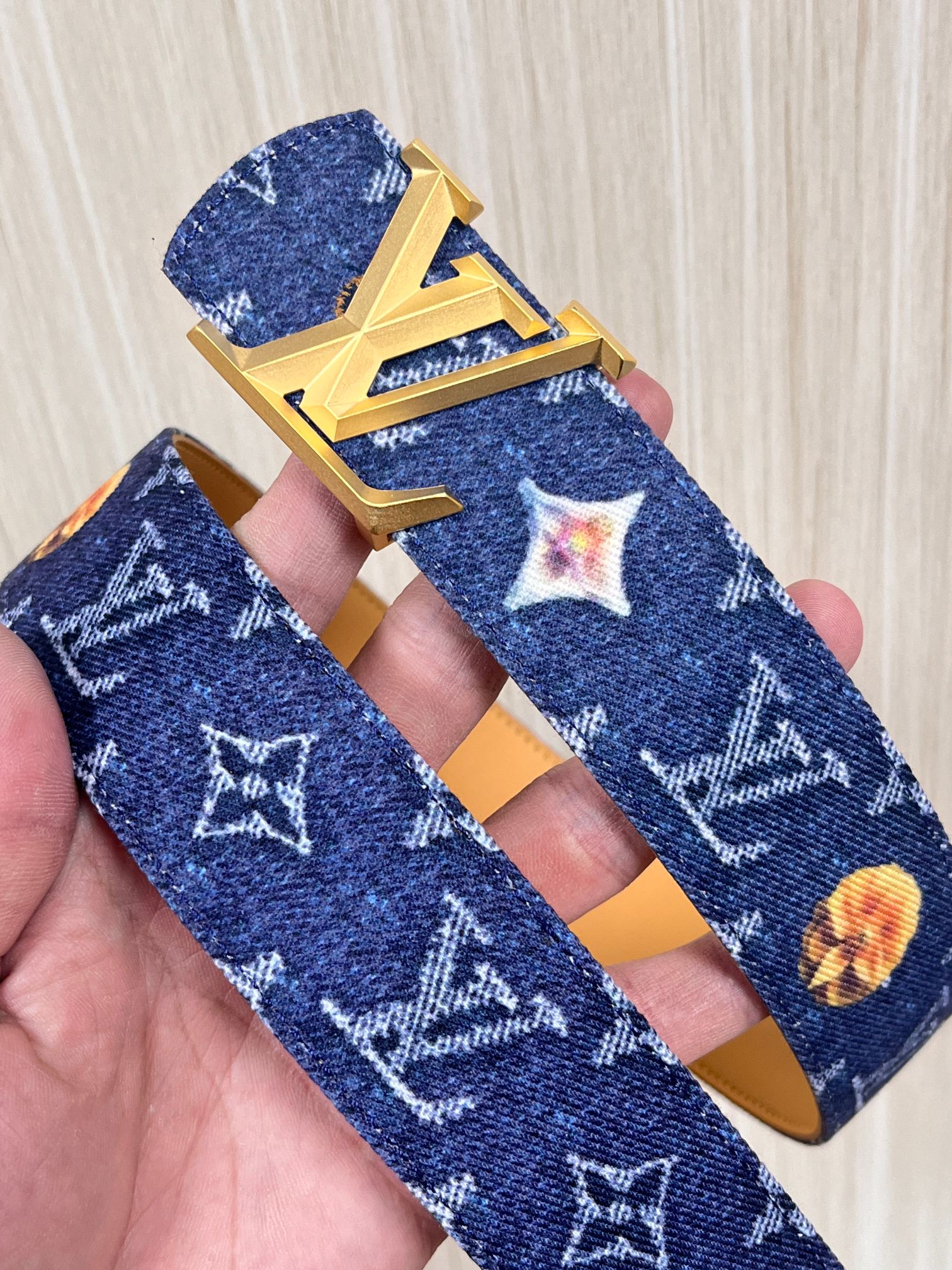 当季新款，正面：牛仔布材质，印有LV经典Monogram老花图案，并点缀彩色花卉印花，复古感拉满- 反面