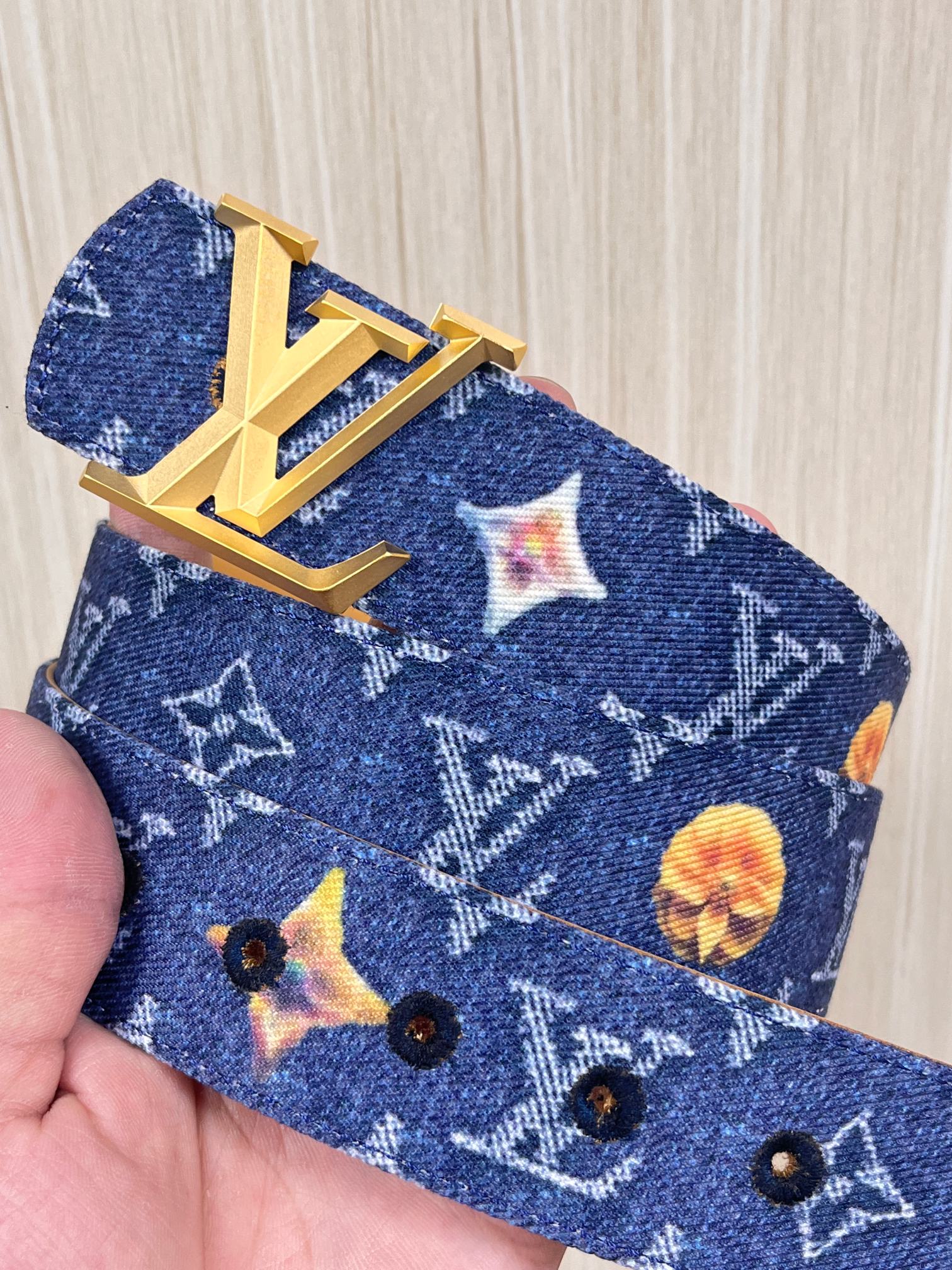 当季新款，正面：牛仔布材质，印有LV经典Monogram老花图案，并点缀彩色花卉印花，复古感拉满- 反面