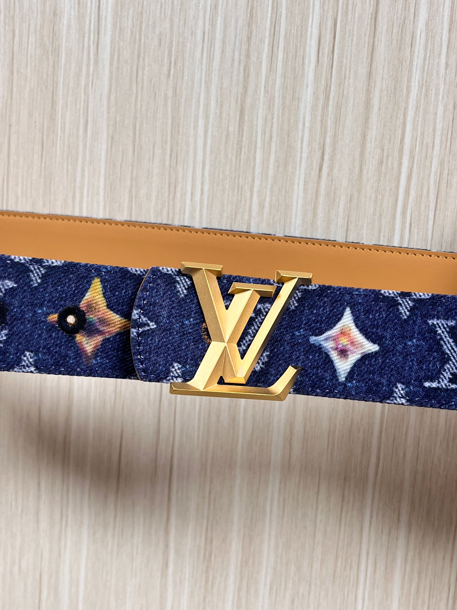 当季新款，正面：牛仔布材质，印有LV经典Monogram老花图案，并点缀彩色花卉印花，复古感拉满- 反面