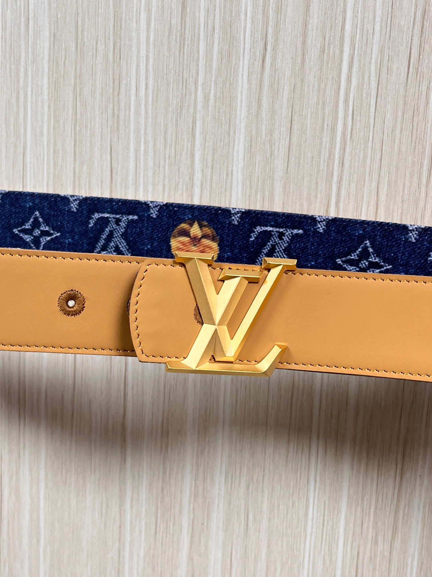 当季新款，正面：牛仔布材质，印有LV经典Monogram老花图案，并点缀彩色花卉印花，复古感拉满- 反面