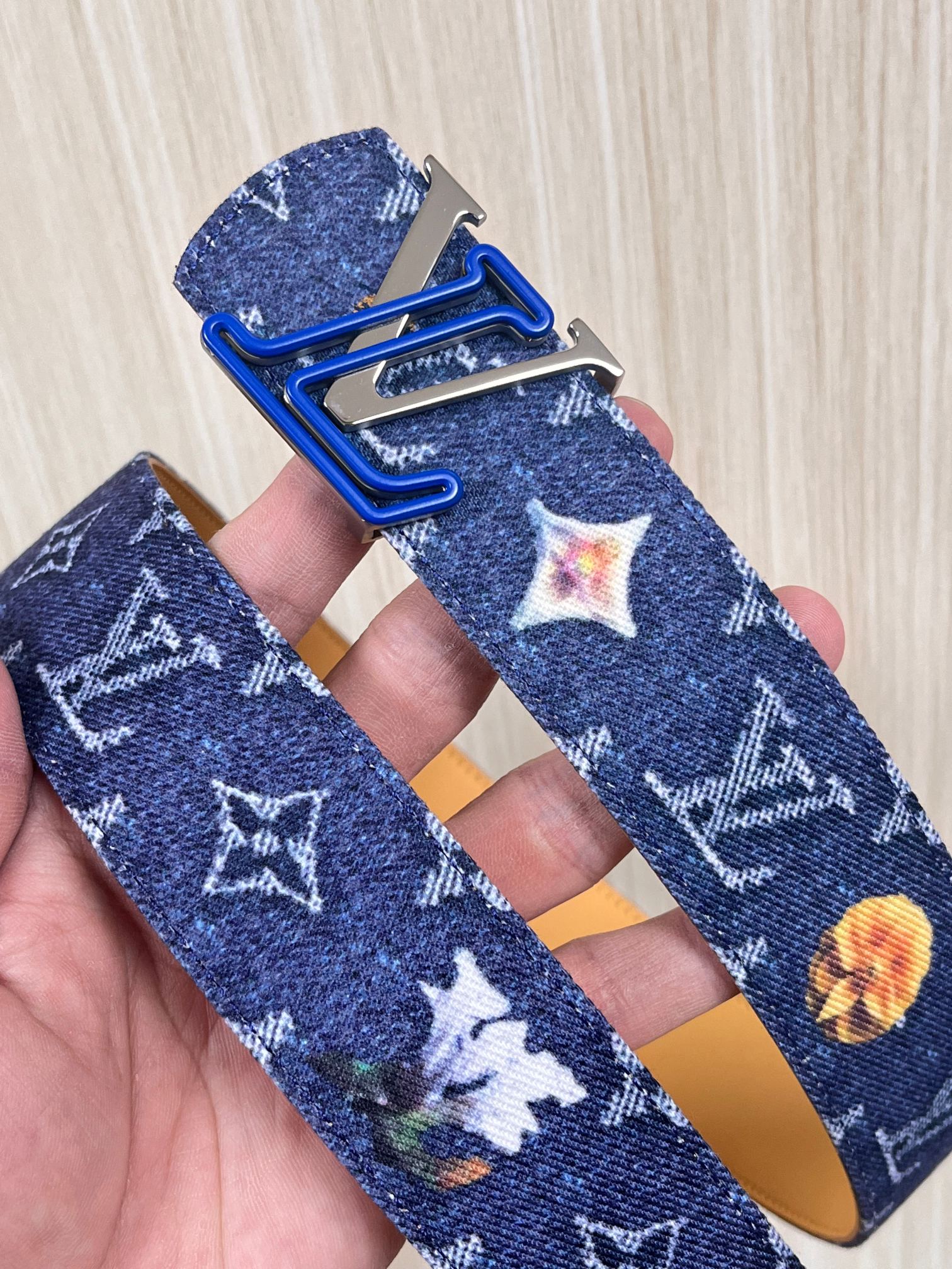 当季新款，正面：牛仔布材质，印有LV经典Monogram老花图案，并点缀彩色花卉印花，复古感拉满- 反面