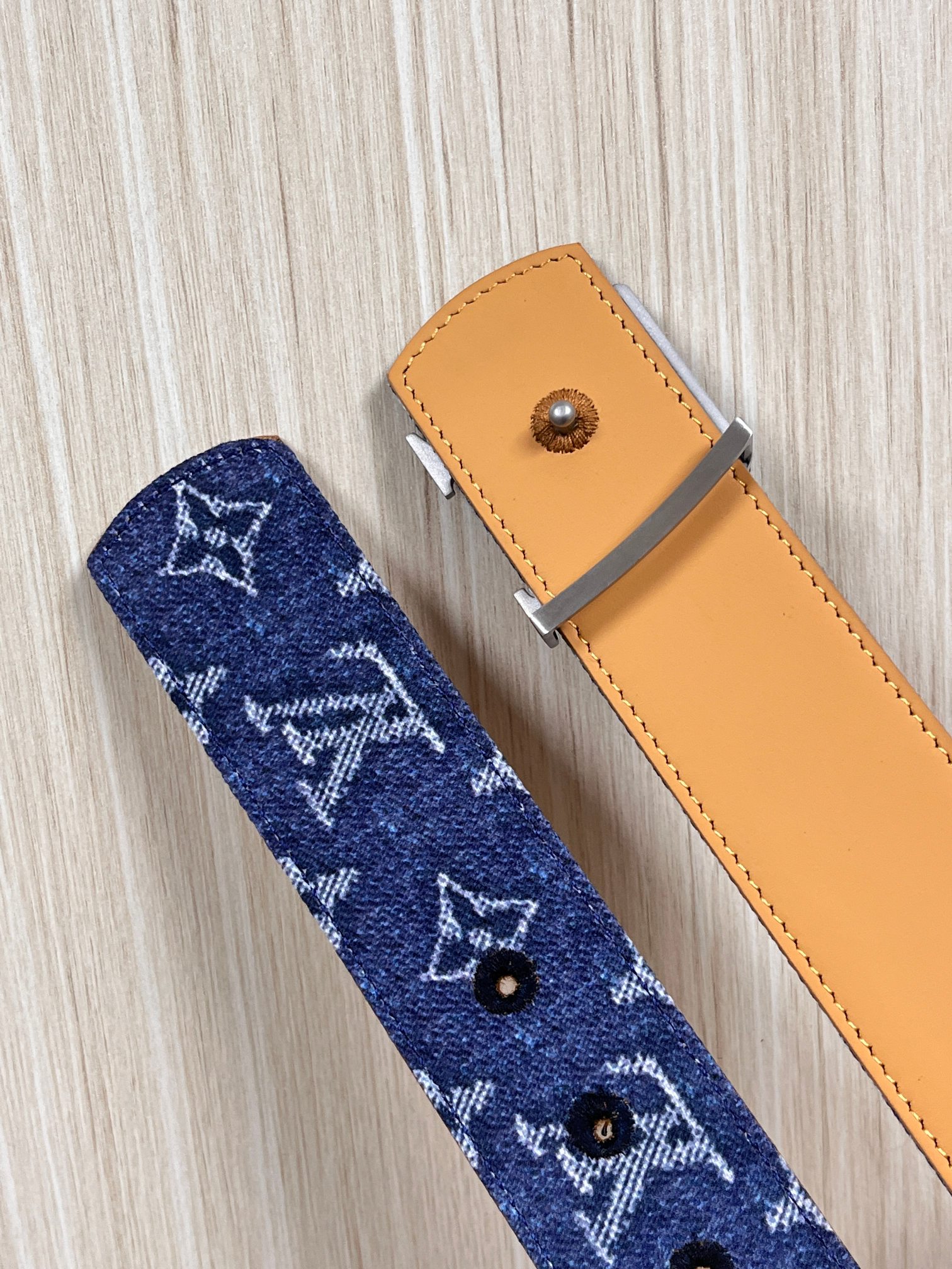 当季新款，正面：牛仔布材质，印有LV经典Monogram老花图案，并点缀彩色花卉印花，复古感拉满- 反面