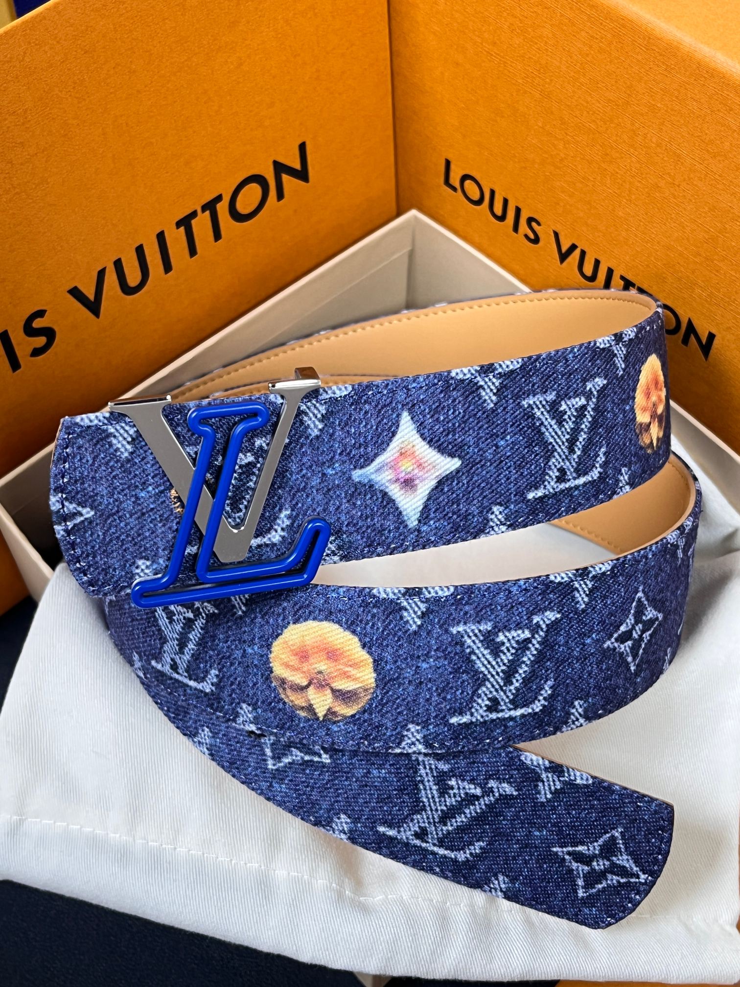 当季新款，正面：牛仔布材质，印有LV经典Monogram老花图案，并点缀彩色花卉印花，复古感拉满- 反面