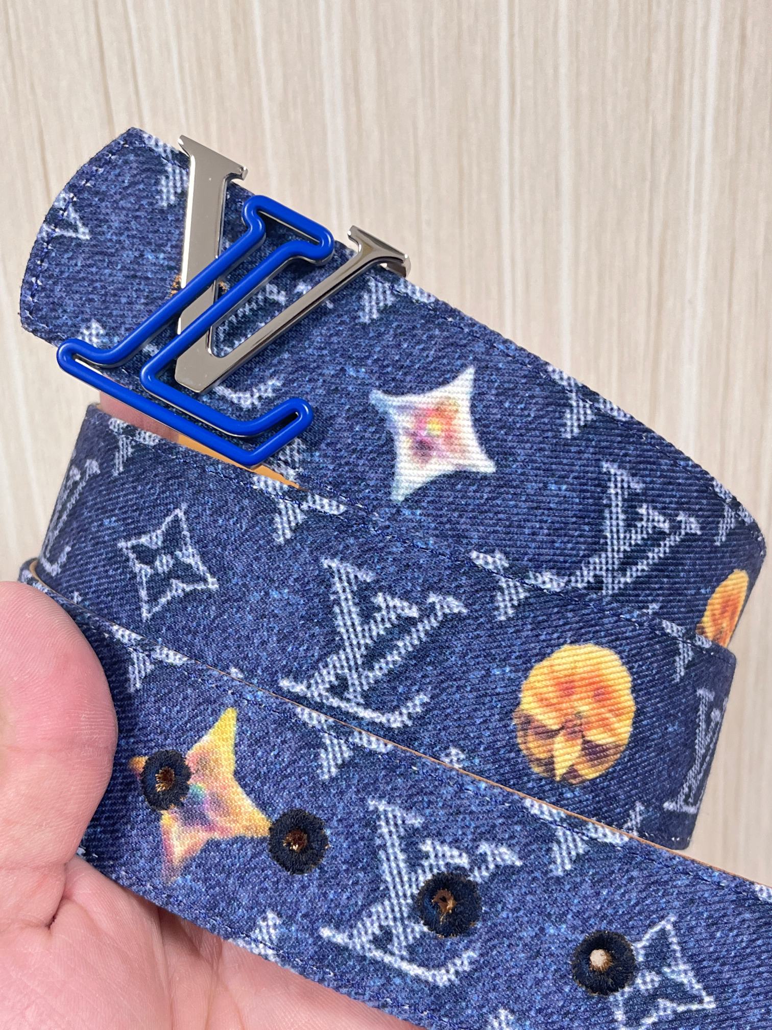 当季新款，正面：牛仔布材质，印有LV经典Monogram老花图案，并点缀彩色花卉印花，复古感拉满- 反面