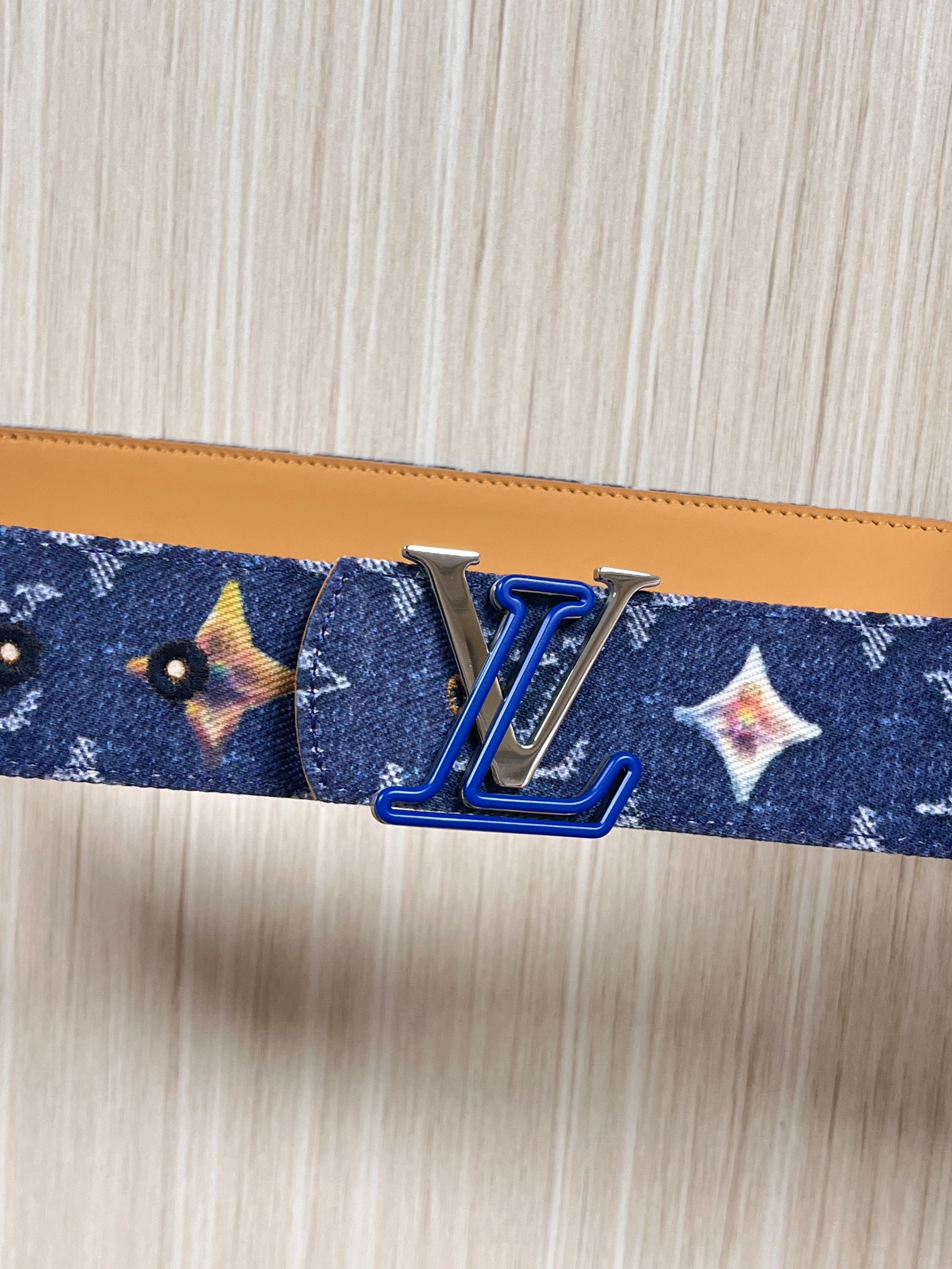 当季新款，正面：牛仔布材质，印有LV经典Monogram老花图案，并点缀彩色花卉印花，复古感拉满- 反面