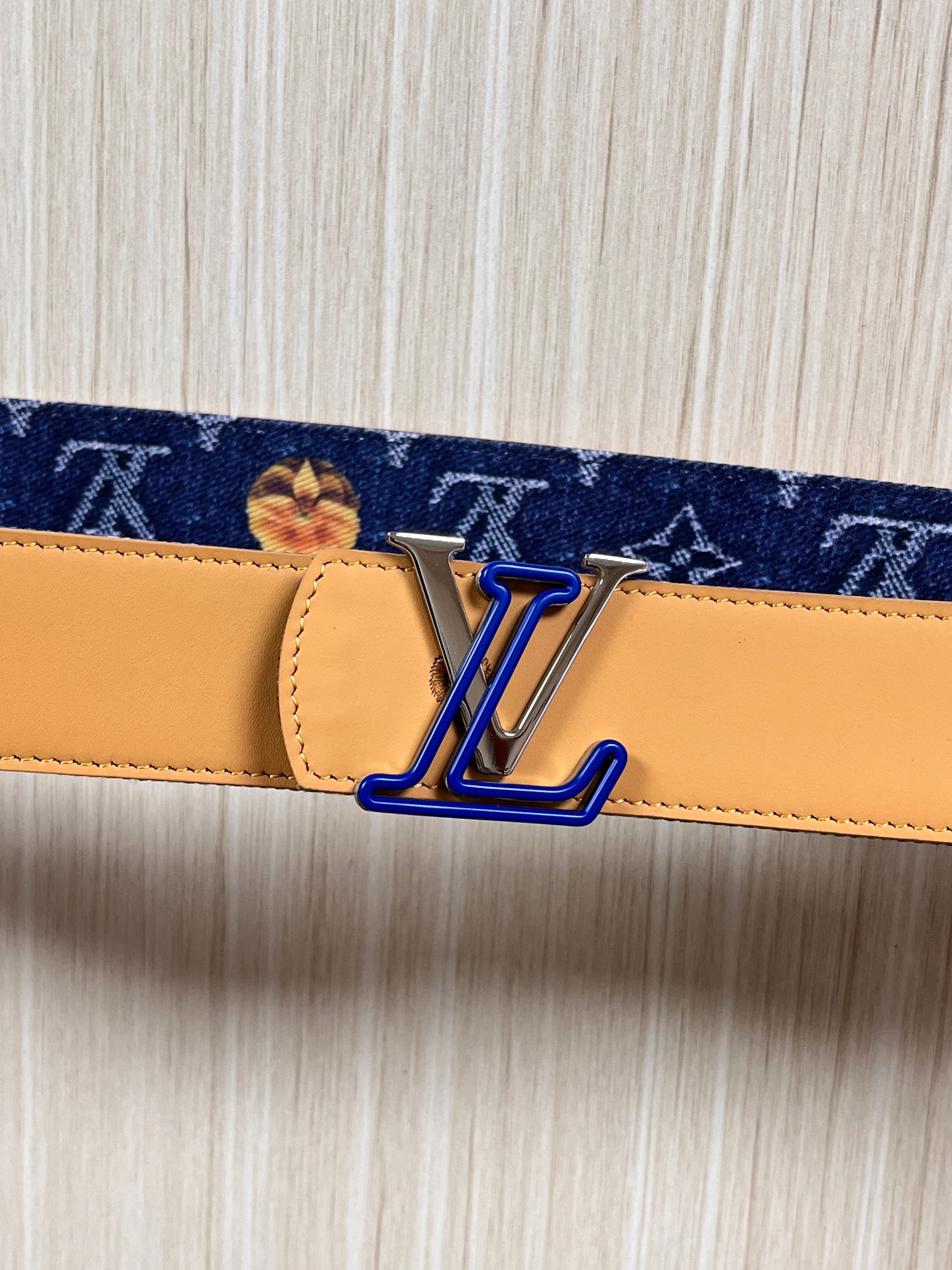 当季新款，正面：牛仔布材质，印有LV经典Monogram老花图案，并点缀彩色花卉印花，复古感拉满- 反面