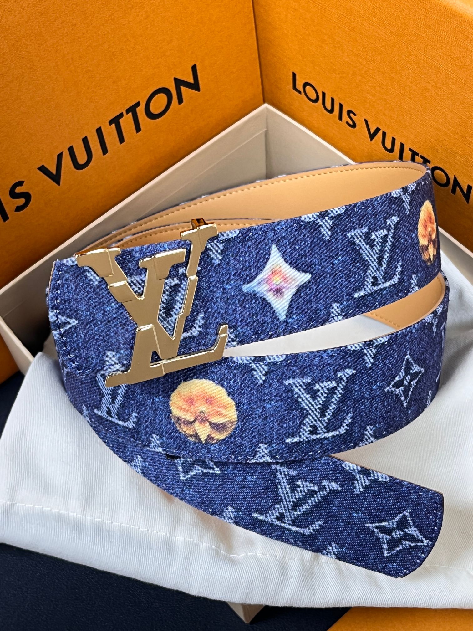 当季新款，正面：牛仔布材质，印有LV经典Monogram老花图案，并点缀彩色花卉印花，复古感拉满- 反面