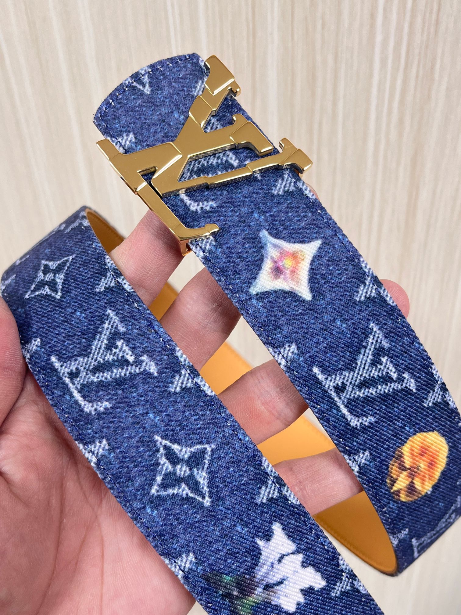 当季新款，正面：牛仔布材质，印有LV经典Monogram老花图案，并点缀彩色花卉印花，复古感拉满- 反面