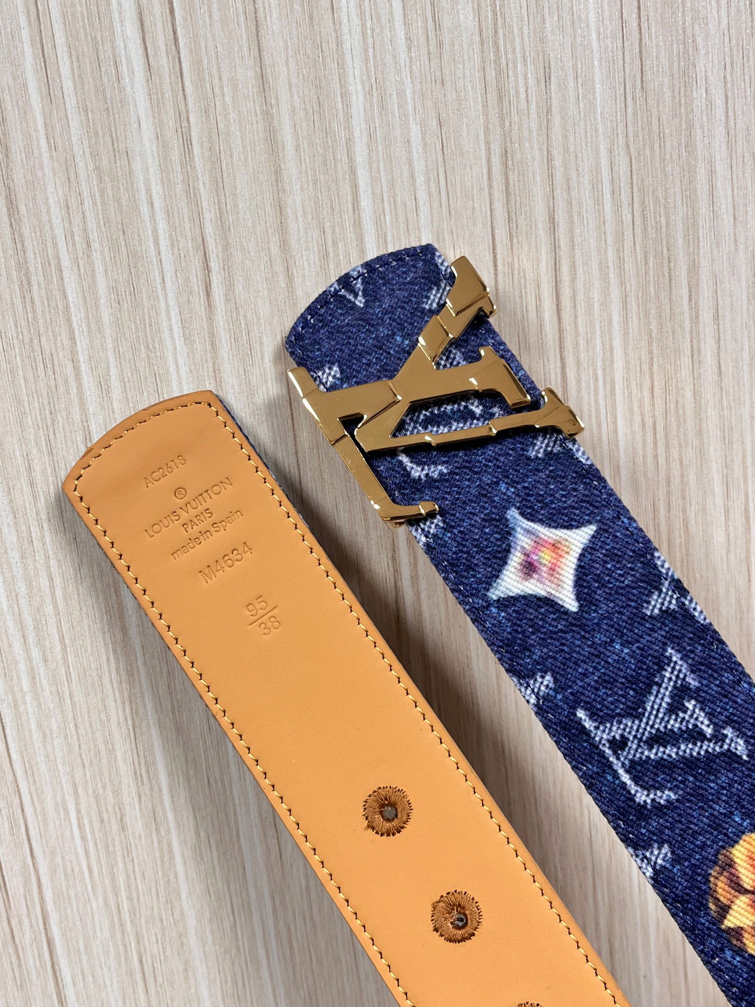 当季新款，正面：牛仔布材质，印有LV经典Monogram老花图案，并点缀彩色花卉印花，复古感拉满- 反面