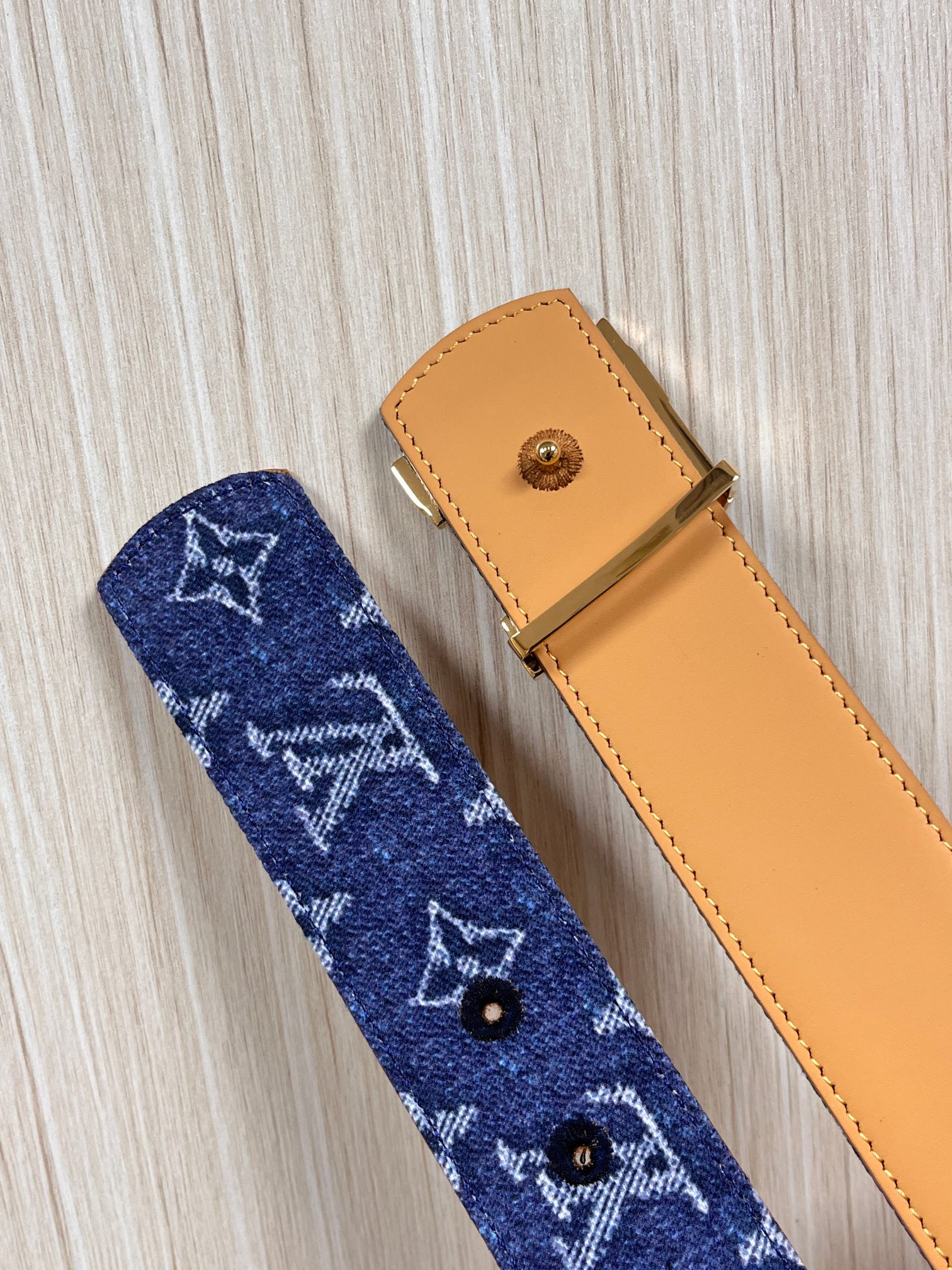 当季新款，正面：牛仔布材质，印有LV经典Monogram老花图案，并点缀彩色花卉印花，复古感拉满- 反面