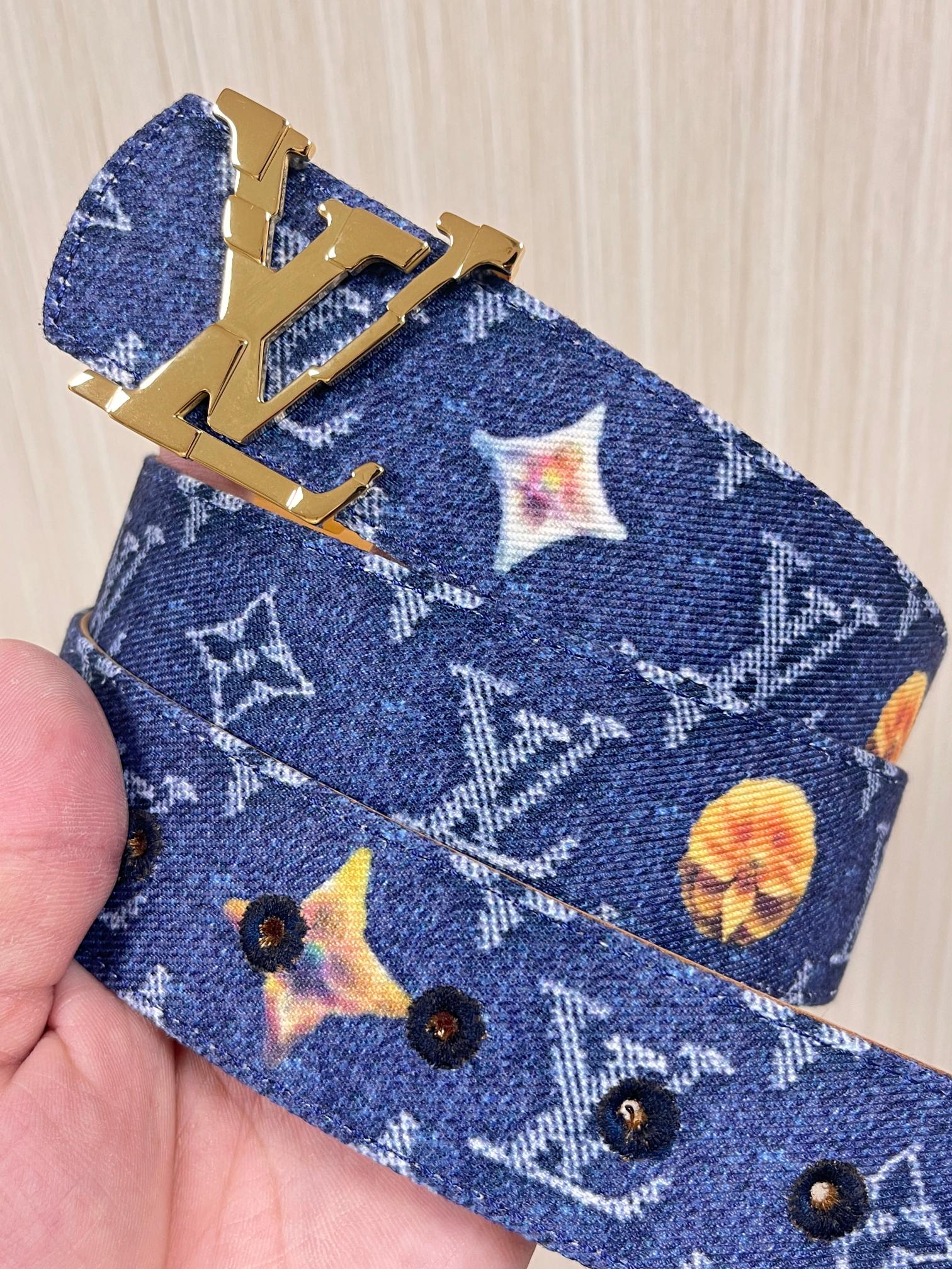 当季新款，正面：牛仔布材质，印有LV经典Monogram老花图案，并点缀彩色花卉印花，复古感拉满- 反面