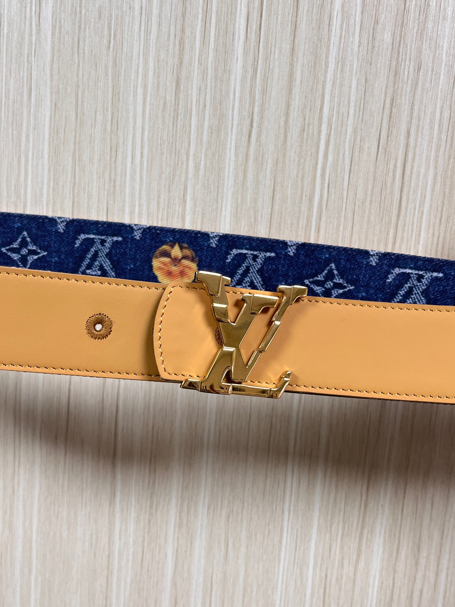 当季新款，正面：牛仔布材质，印有LV经典Monogram老花图案，并点缀彩色花卉印花，复古感拉满- 反面