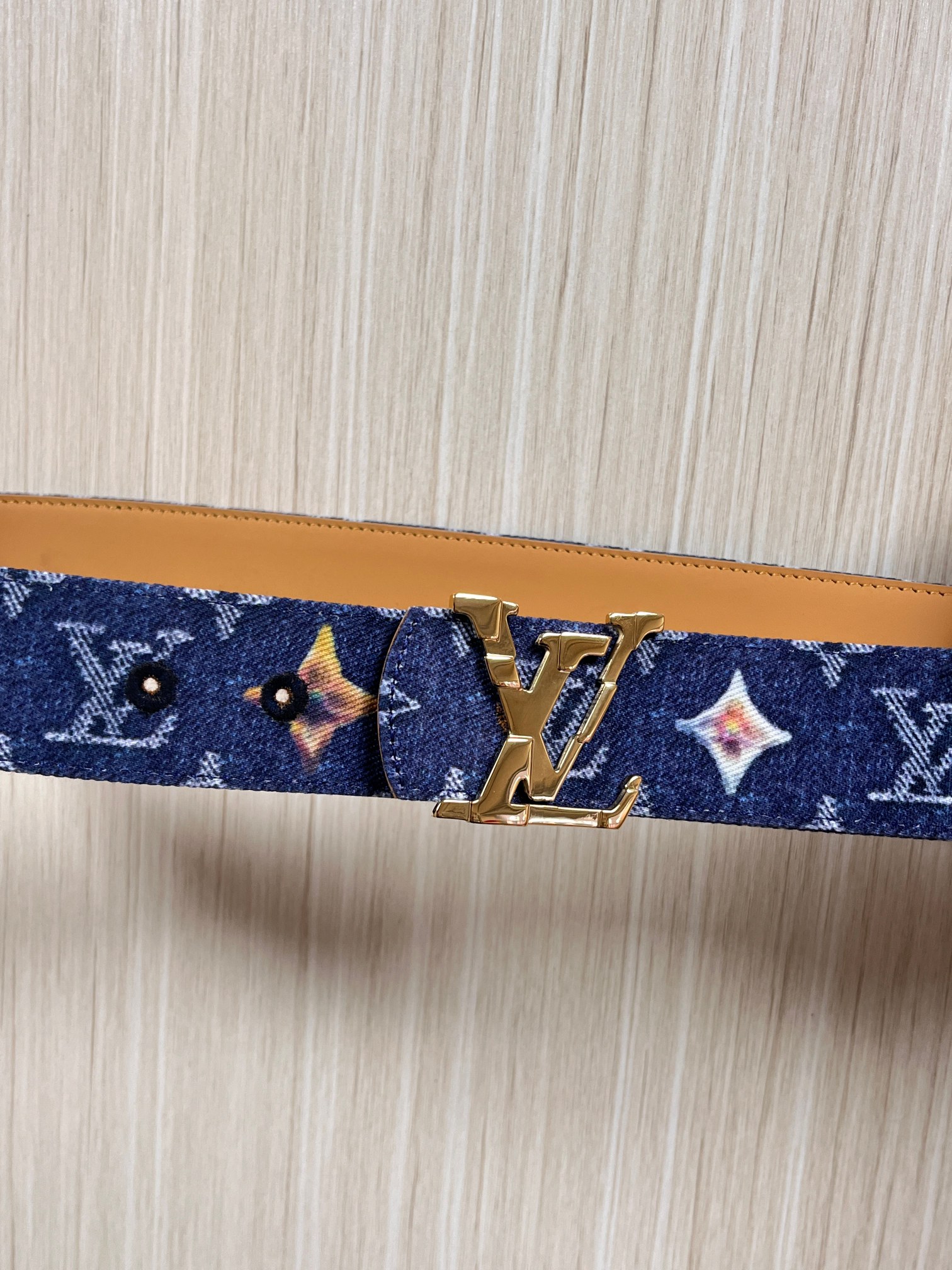 当季新款，正面：牛仔布材质，印有LV经典Monogram老花图案，并点缀彩色花卉印花，复古感拉满- 反面