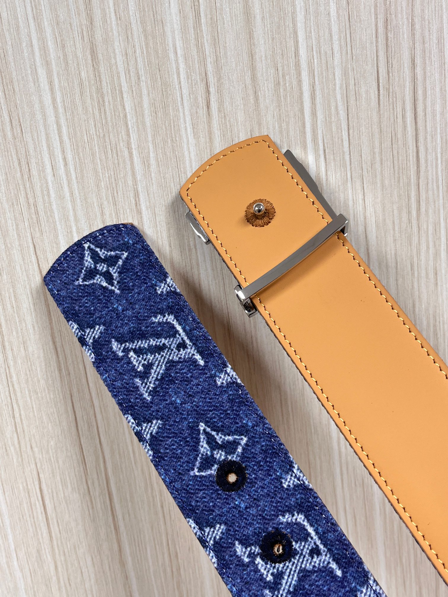 当季新款，正面：牛仔布材质，印有LV经典Monogram老花图案，并点缀彩色花卉印花，复古感拉满- 反面