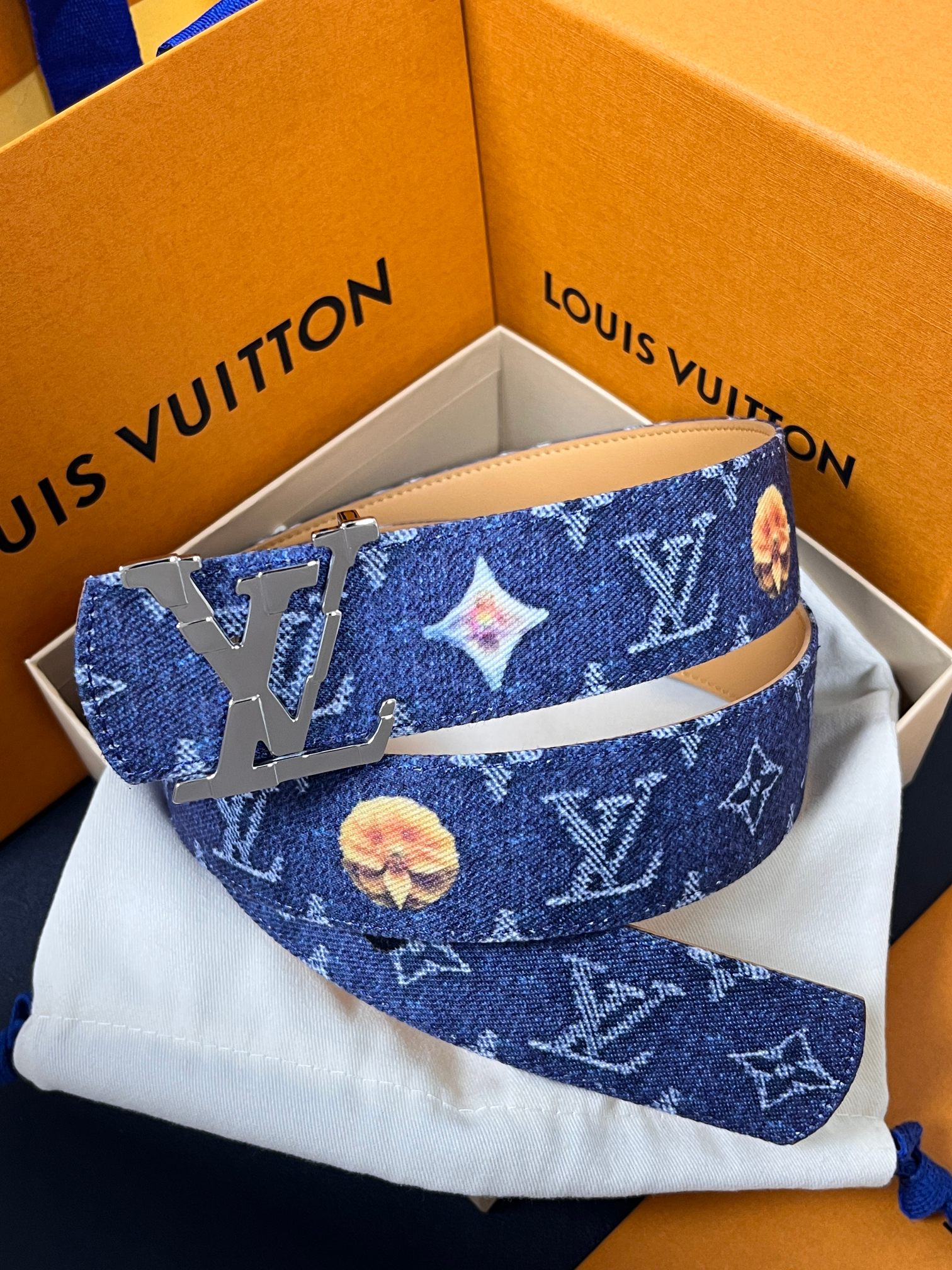 当季新款，正面：牛仔布材质，印有LV经典Monogram老花图案，并点缀彩色花卉印花，复古感拉满- 反面