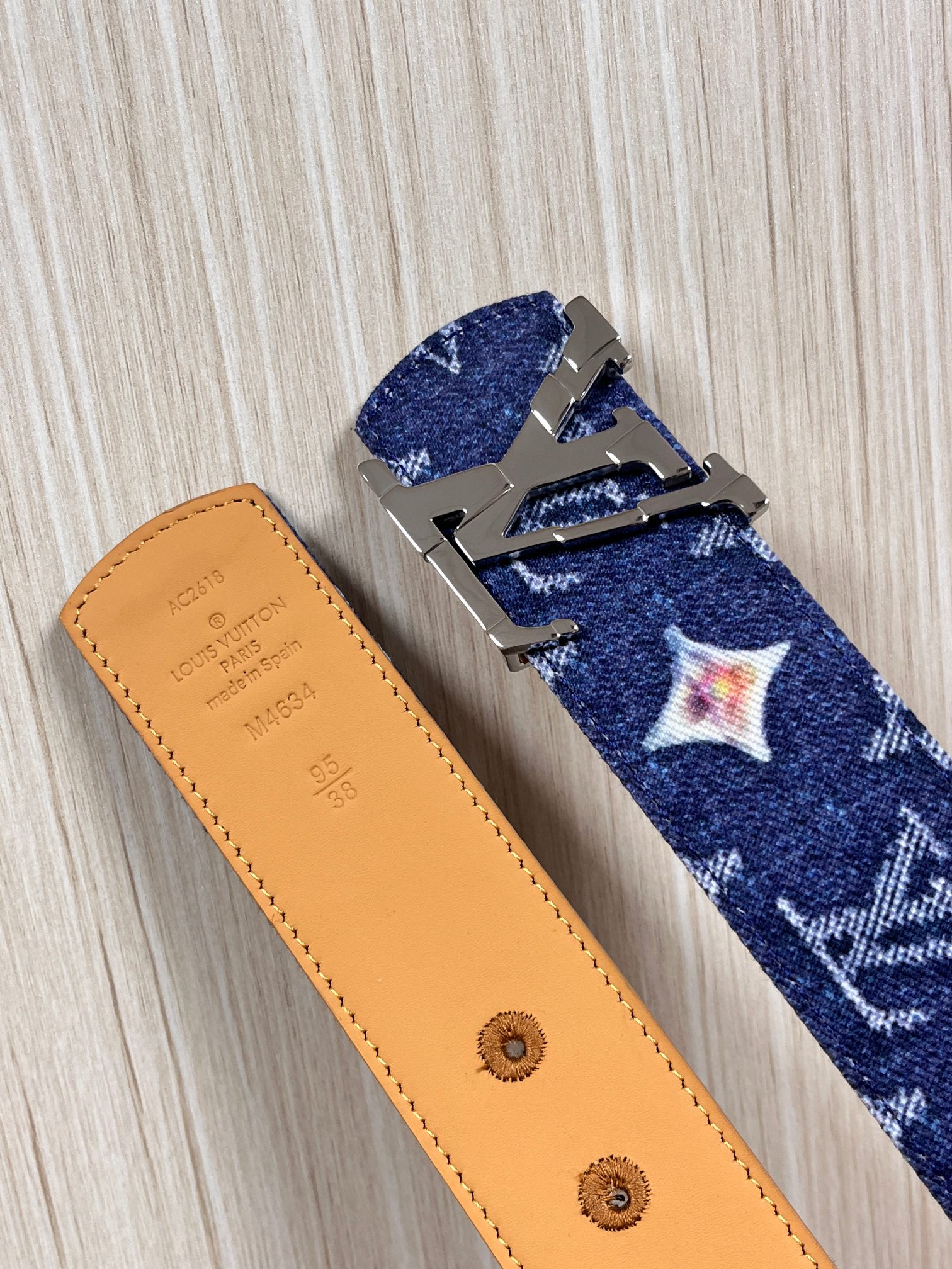 当季新款，正面：牛仔布材质，印有LV经典Monogram老花图案，并点缀彩色花卉印花，复古感拉满- 反面