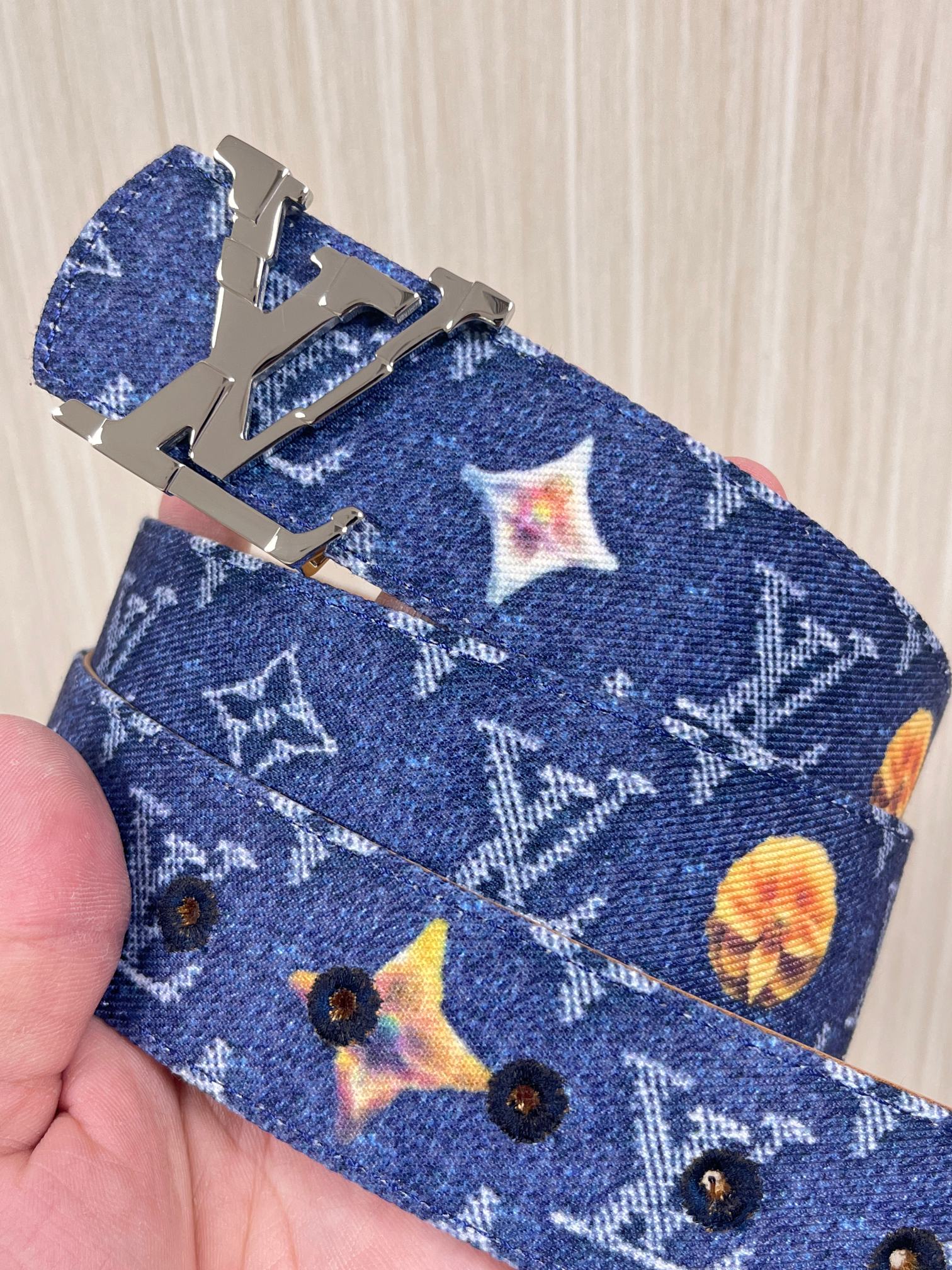 当季新款，正面：牛仔布材质，印有LV经典Monogram老花图案，并点缀彩色花卉印花，复古感拉满- 反面