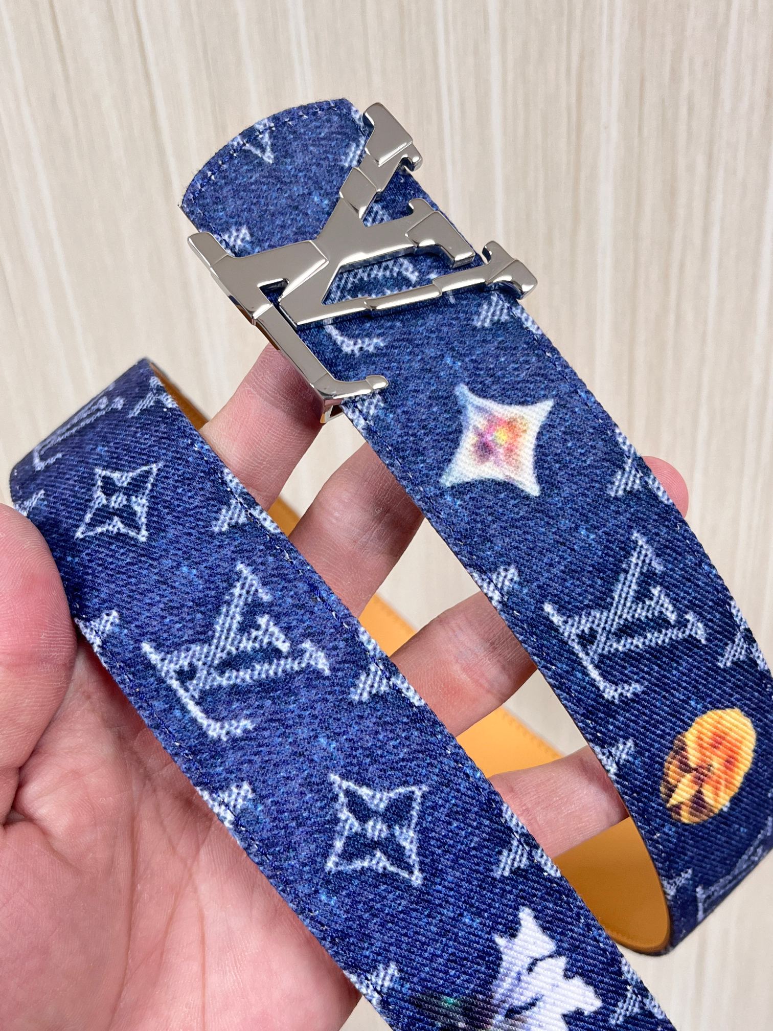 当季新款，正面：牛仔布材质，印有LV经典Monogram老花图案，并点缀彩色花卉印花，复古感拉满- 反面