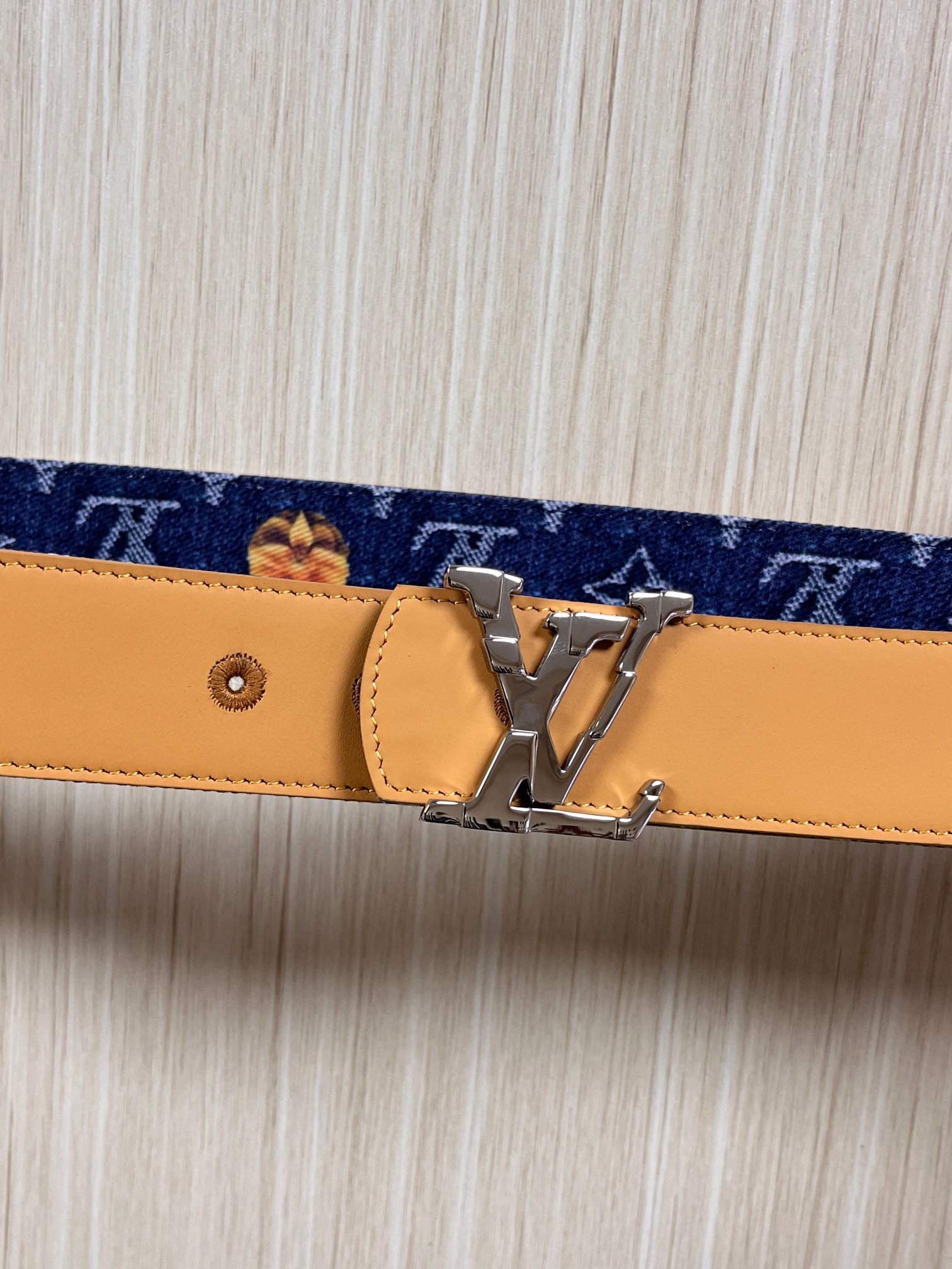 当季新款，正面：牛仔布材质，印有LV经典Monogram老花图案，并点缀彩色花卉印花，复古感拉满- 反面