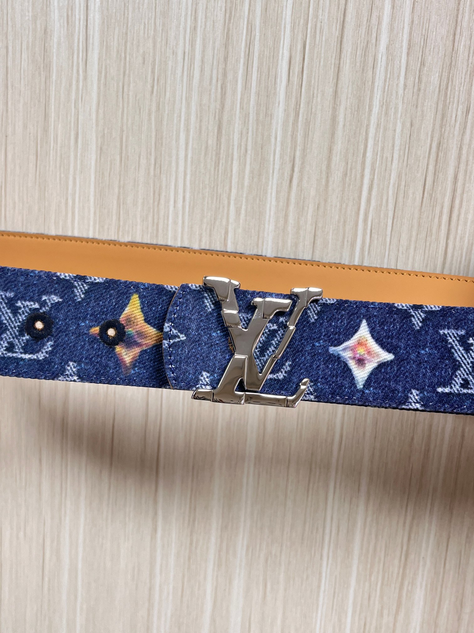 当季新款，正面：牛仔布材质，印有LV经典Monogram老花图案，并点缀彩色花卉印花，复古感拉满- 反面