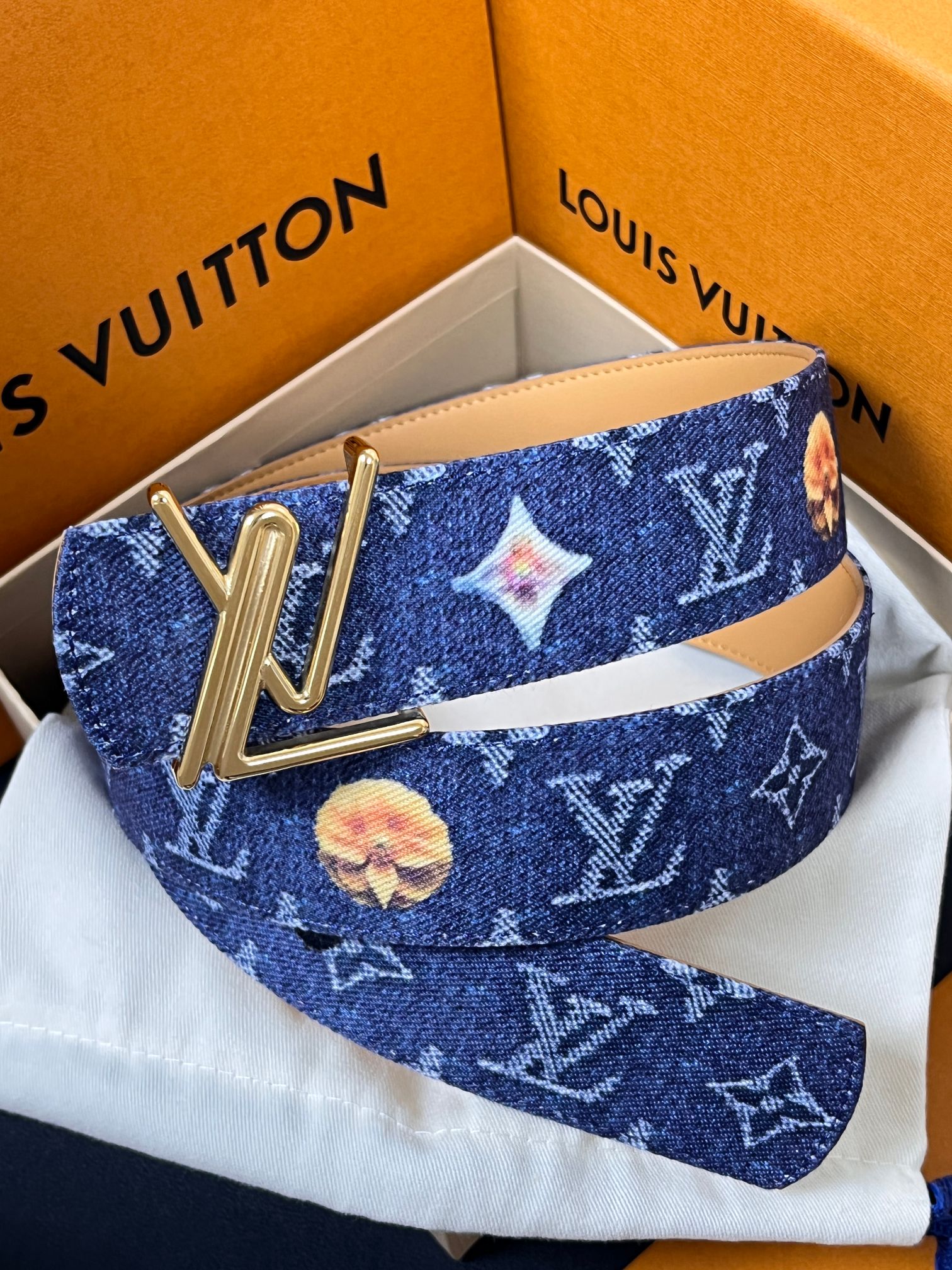 当季新款，正面：牛仔布材质，印有LV经典Monogram老花图案，并点缀彩色花卉印花，复古感拉满- 反面