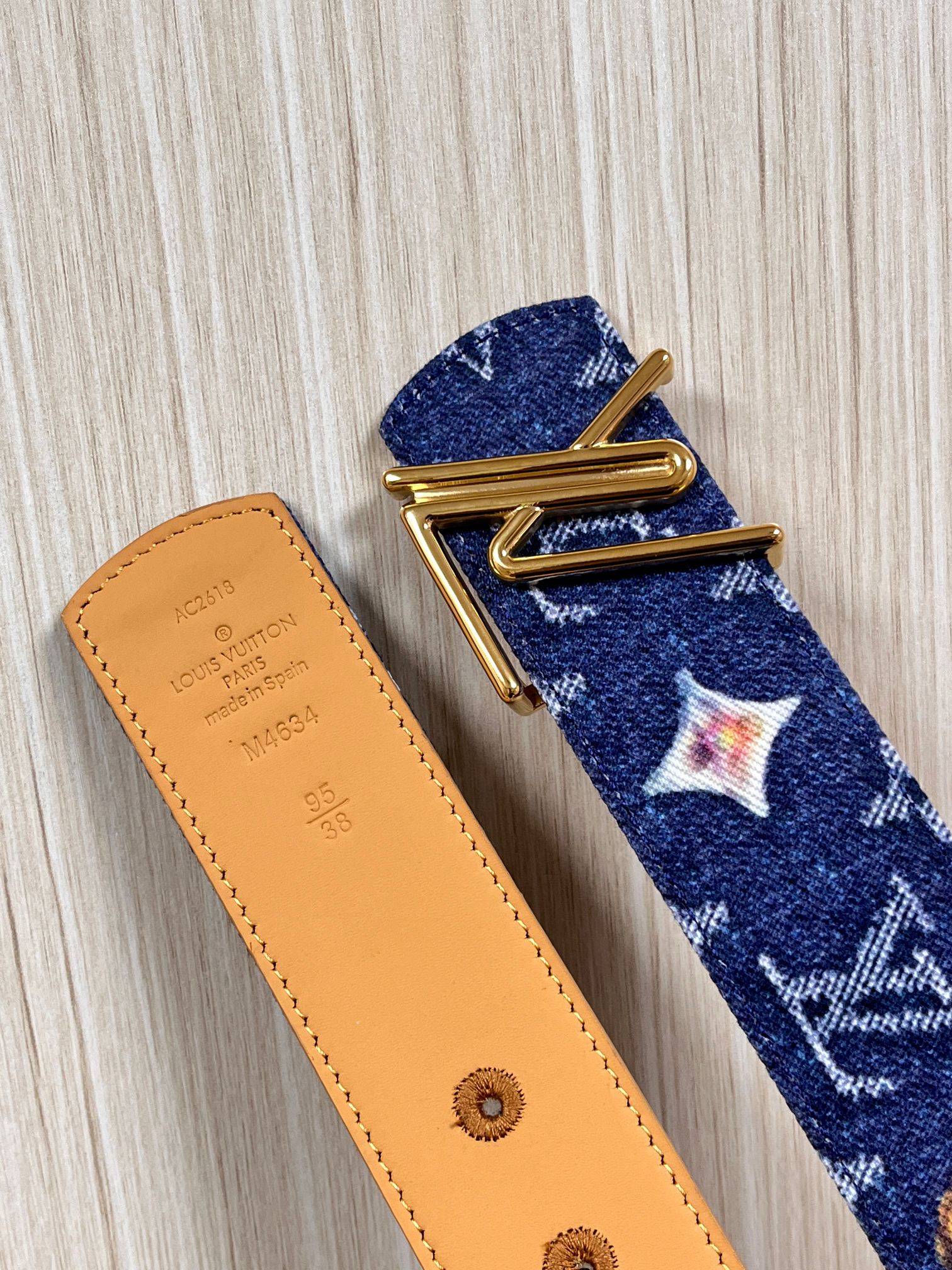 当季新款，正面：牛仔布材质，印有LV经典Monogram老花图案，并点缀彩色花卉印花，复古感拉满- 反面