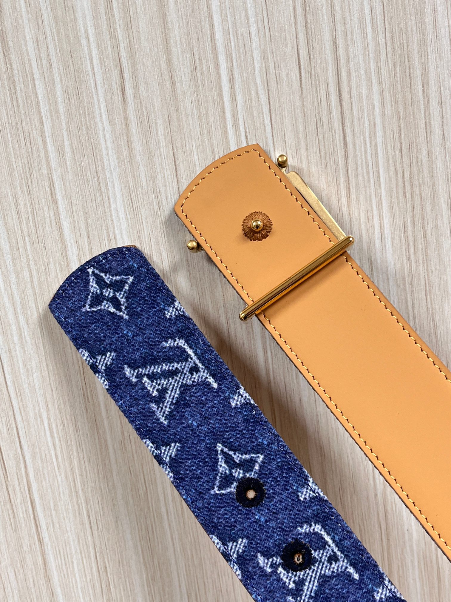 当季新款，正面：牛仔布材质，印有LV经典Monogram老花图案，并点缀彩色花卉印花，复古感拉满- 反面