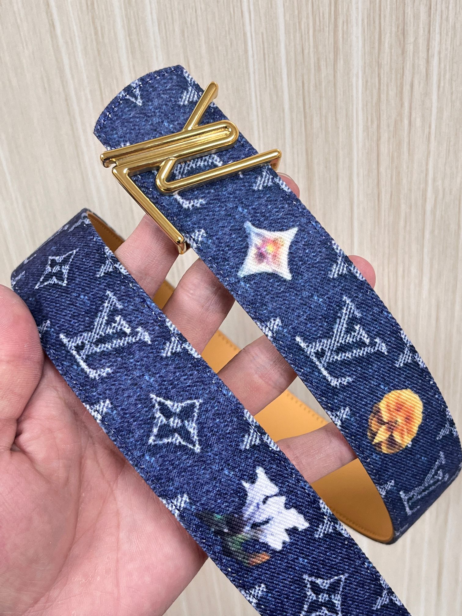 当季新款，正面：牛仔布材质，印有LV经典Monogram老花图案，并点缀彩色花卉印花，复古感拉满- 反面