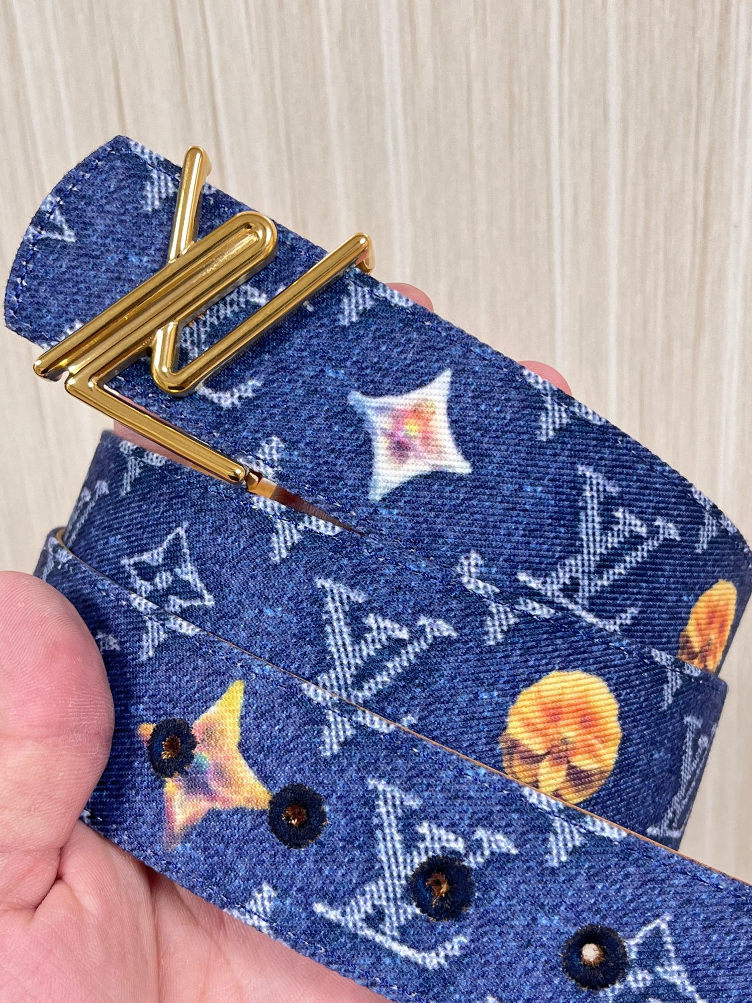 当季新款，正面：牛仔布材质，印有LV经典Monogram老花图案，并点缀彩色花卉印花，复古感拉满- 反面