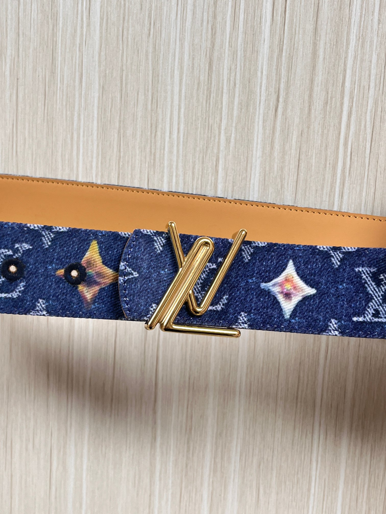 当季新款，正面：牛仔布材质，印有LV经典Monogram老花图案，并点缀彩色花卉印花，复古感拉满- 反面